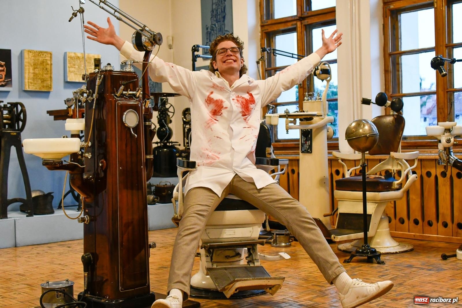 Zdjęcie w galerii na portalu naszraciborz.pl: Huk, muzyka baśniowych światów i archeolożka Egipcjanka. Noc w raciborskim Muzeum wiadomości z regionu