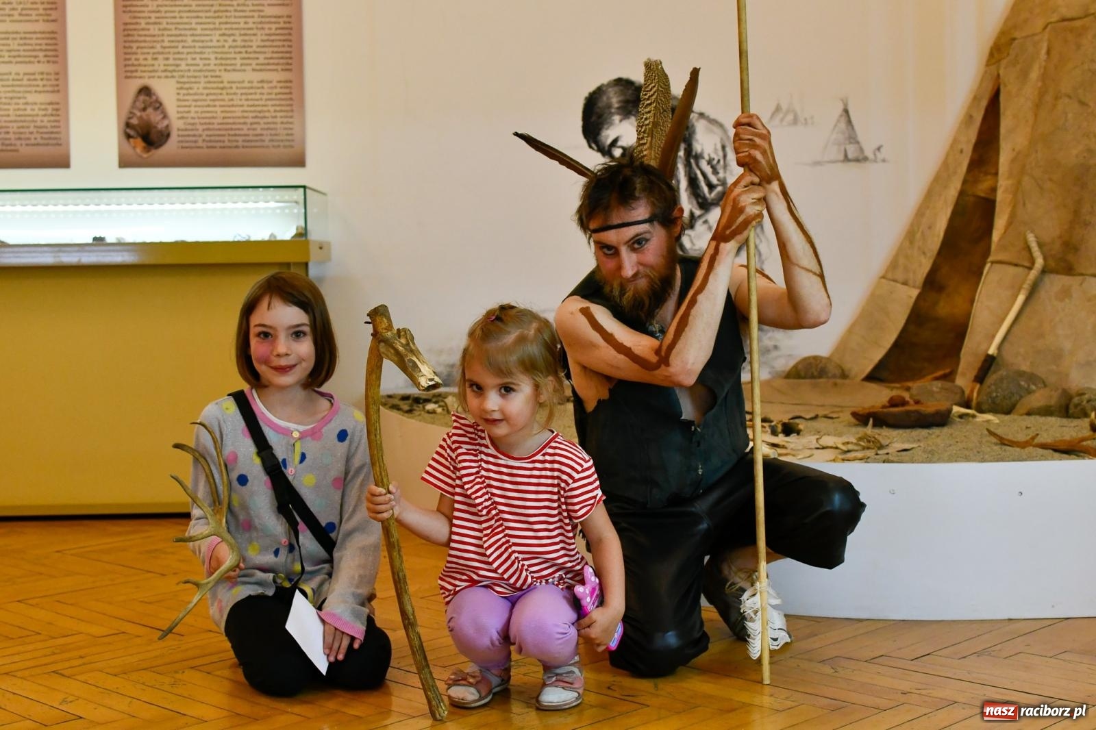 Zdjęcie w galerii na portalu naszraciborz.pl: Huk, muzyka baśniowych światów i archeolożka Egipcjanka. Noc w raciborskim Muzeum wiadomości z regionu