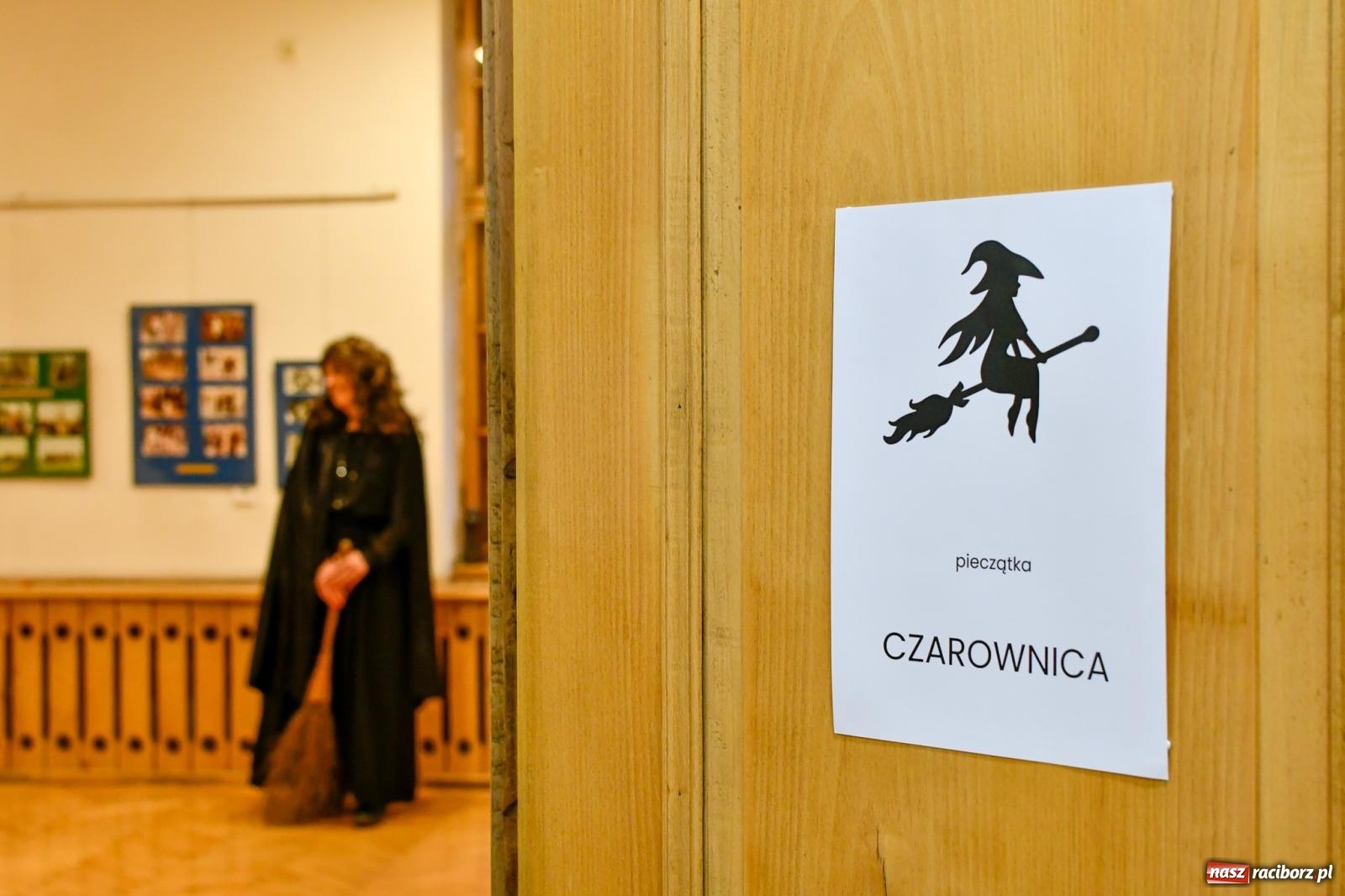 Zdjęcie w galerii na portalu naszraciborz.pl: Huk, muzyka baśniowych światów i archeolożka Egipcjanka. Noc w raciborskim Muzeum wiadomości z regionu