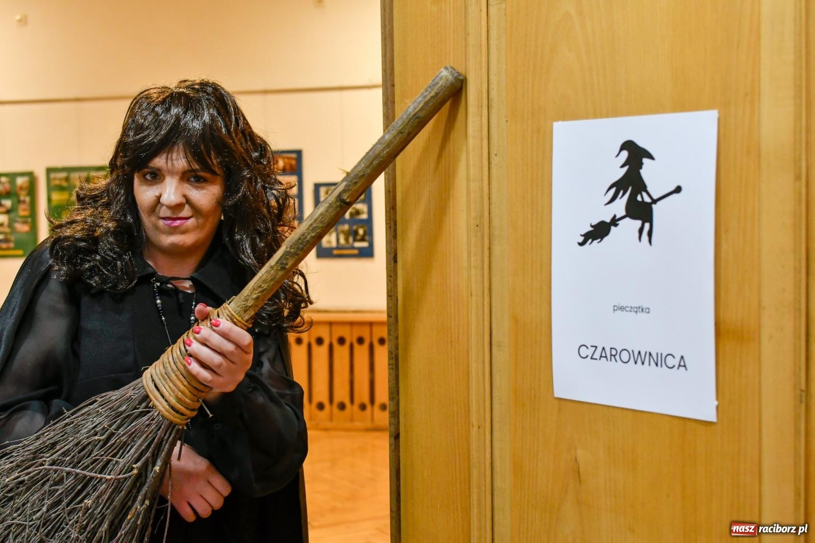 Zdjęcie w galerii na portalu naszraciborz.pl: Huk, muzyka baśniowych światów i archeolożka Egipcjanka. Noc w raciborskim Muzeum wiadomości z regionu