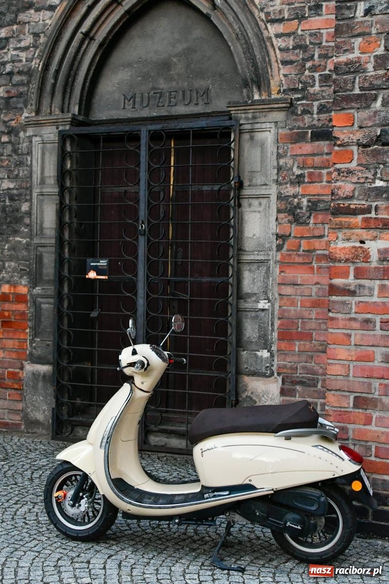 Zdjęcie w galerii na portalu naszraciborz.pl: Huk, muzyka baśniowych światów i archeolożka Egipcjanka. Noc w raciborskim Muzeum wiadomości z regionu