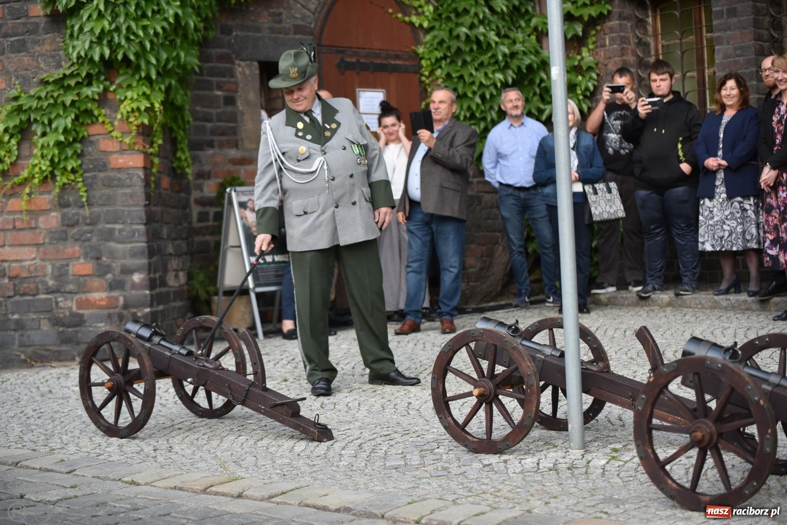 Zdjęcie w galerii na portalu naszraciborz.pl: Huk, muzyka baśniowych światów i archeolożka Egipcjanka. Noc w raciborskim Muzeum wiadomości z regionu