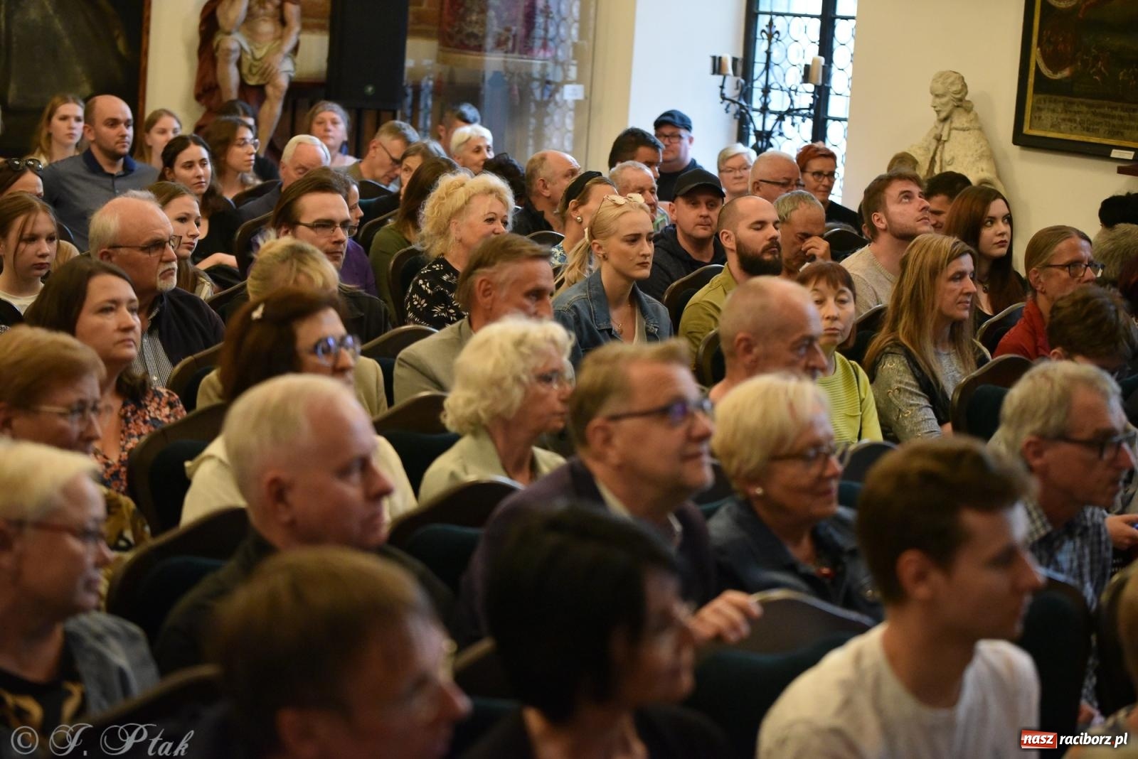 Zdjęcie w galerii na portalu naszraciborz.pl: Huk, muzyka baśniowych światów i archeolożka Egipcjanka. Noc w raciborskim Muzeum wiadomości z regionu