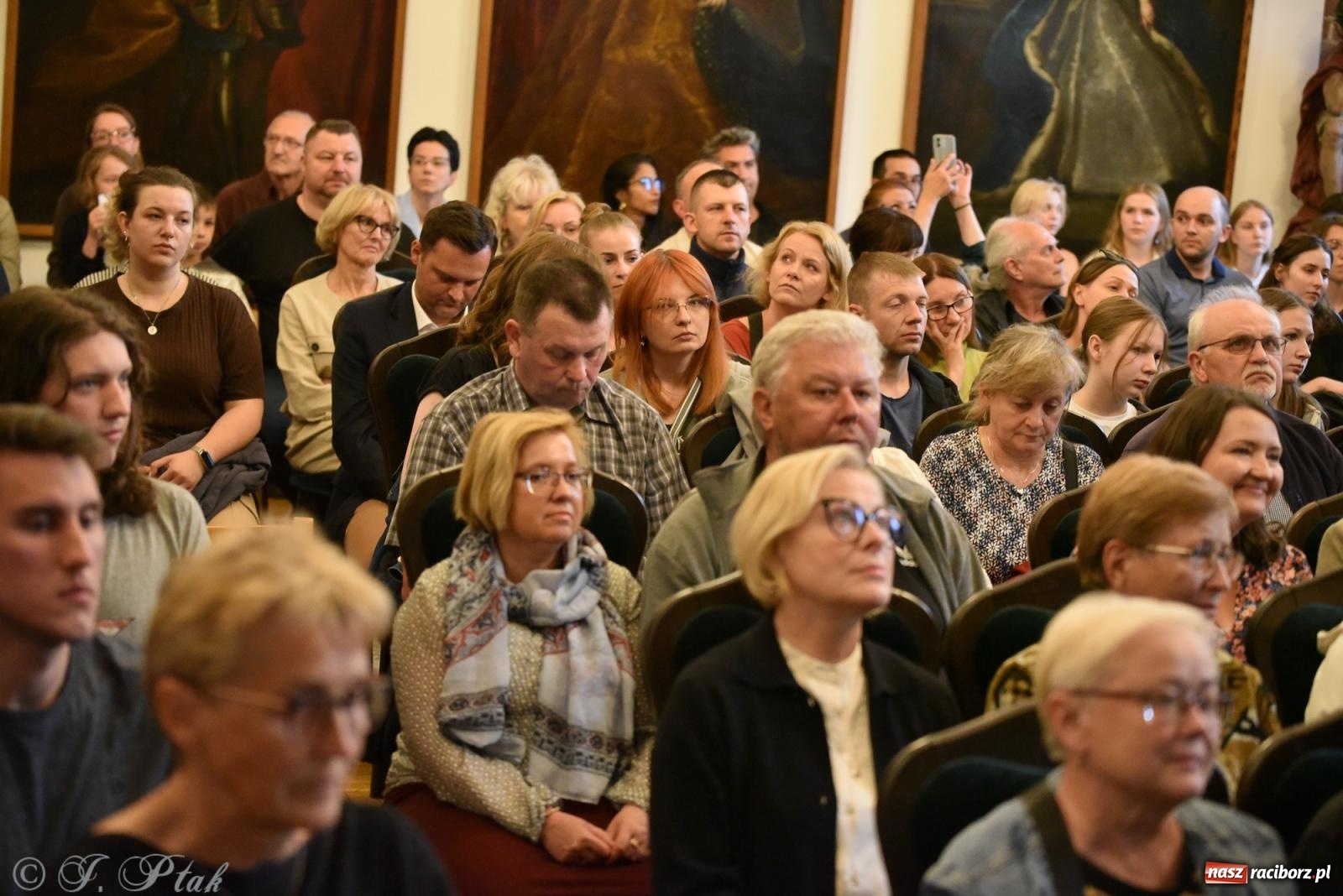 Zdjęcie w galerii na portalu naszraciborz.pl: Huk, muzyka baśniowych światów i archeolożka Egipcjanka. Noc w raciborskim Muzeum wiadomości z regionu