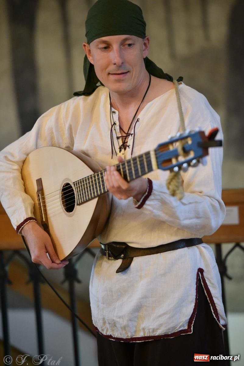 Zdjęcie w galerii na portalu naszraciborz.pl: Huk, muzyka baśniowych światów i archeolożka Egipcjanka. Noc w raciborskim Muzeum wiadomości z regionu