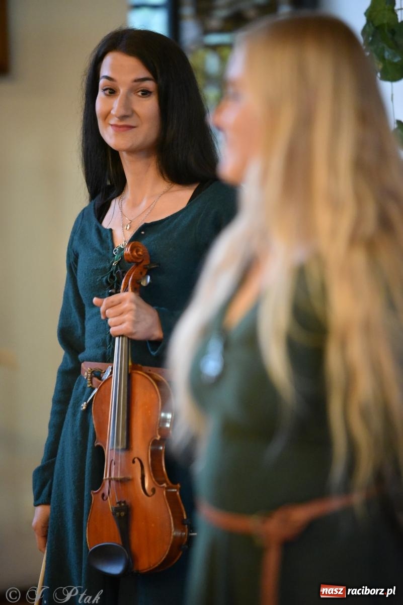 Zdjęcie w galerii na portalu naszraciborz.pl: Huk, muzyka baśniowych światów i archeolożka Egipcjanka. Noc w raciborskim Muzeum wiadomości z regionu