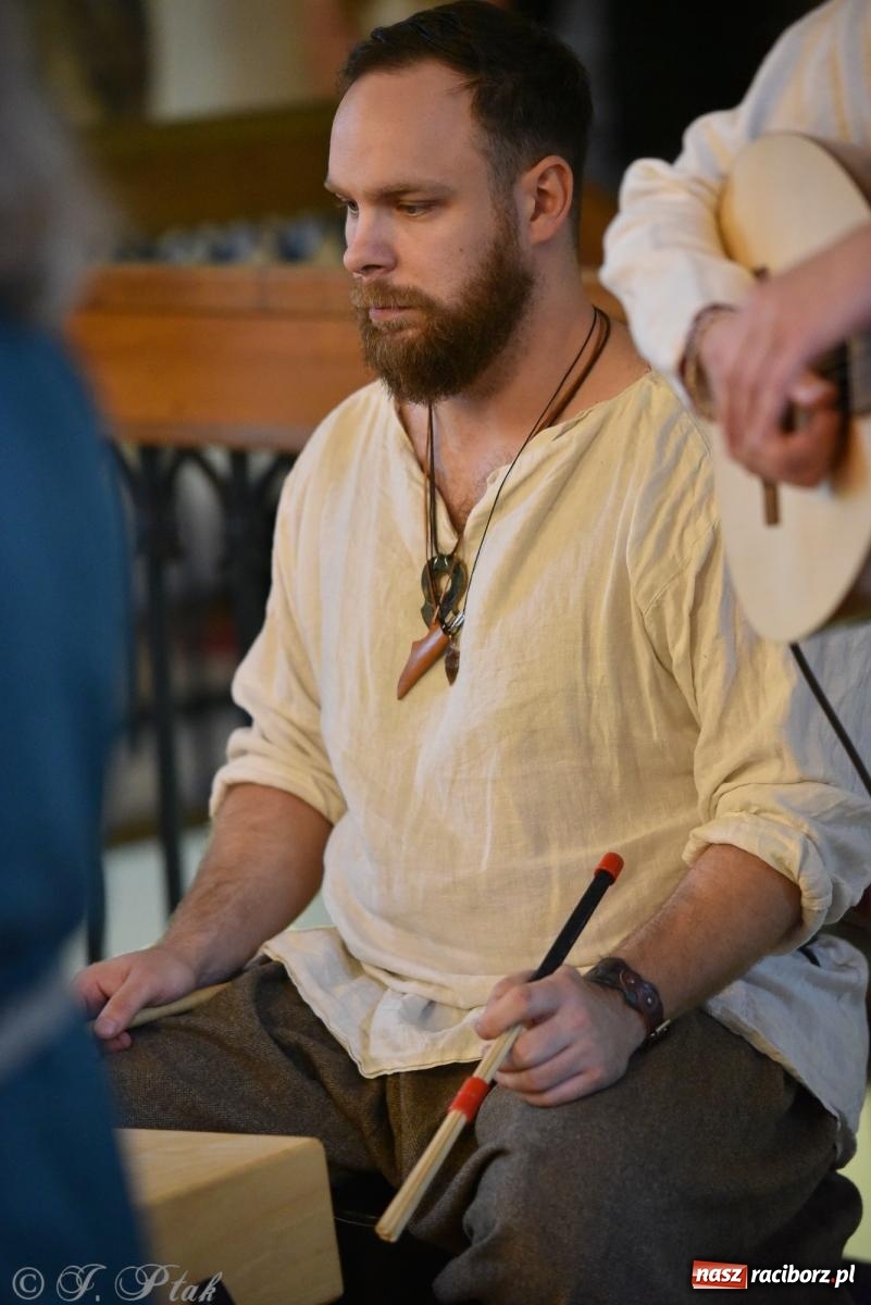 Zdjęcie w galerii na portalu naszraciborz.pl: Huk, muzyka baśniowych światów i archeolożka Egipcjanka. Noc w raciborskim Muzeum wiadomości z regionu