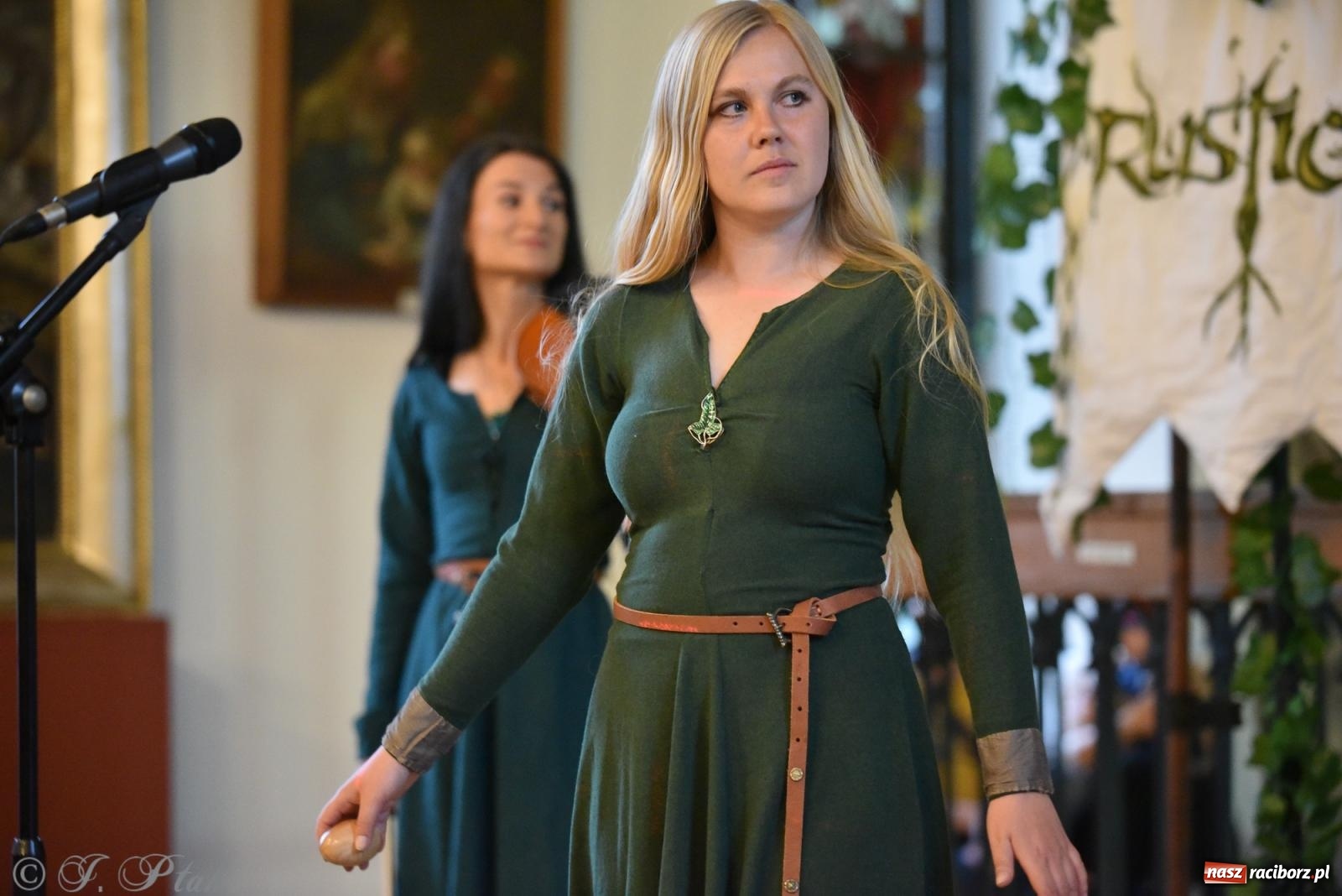 Zdjęcie w galerii na portalu naszraciborz.pl: Huk, muzyka baśniowych światów i archeolożka Egipcjanka. Noc w raciborskim Muzeum wiadomości z regionu