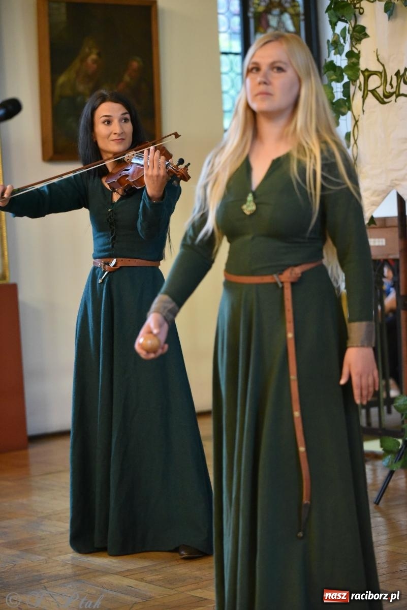 Zdjęcie w galerii na portalu naszraciborz.pl: Huk, muzyka baśniowych światów i archeolożka Egipcjanka. Noc w raciborskim Muzeum wiadomości z regionu