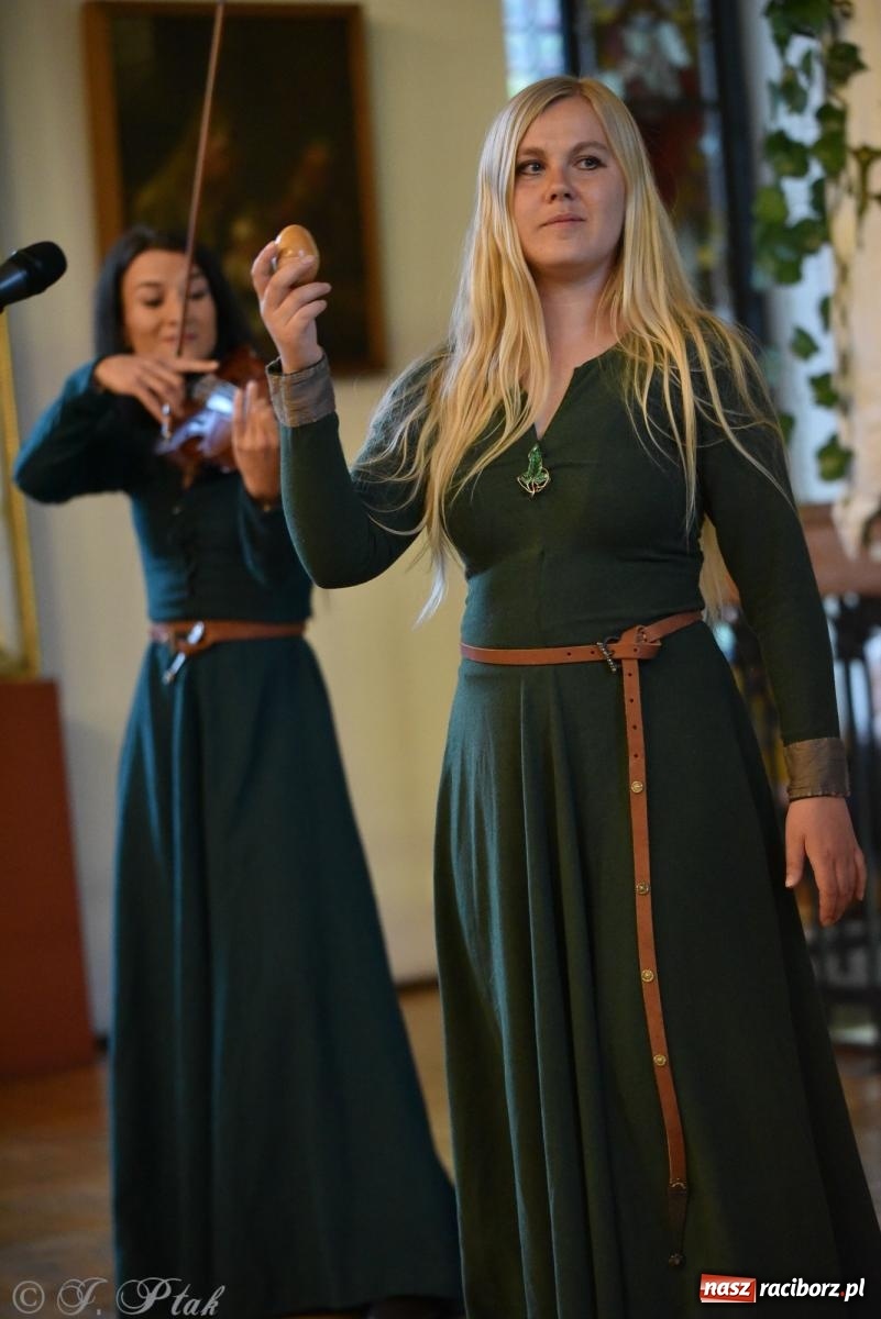 Zdjęcie w galerii na portalu naszraciborz.pl: Huk, muzyka baśniowych światów i archeolożka Egipcjanka. Noc w raciborskim Muzeum wiadomości z regionu