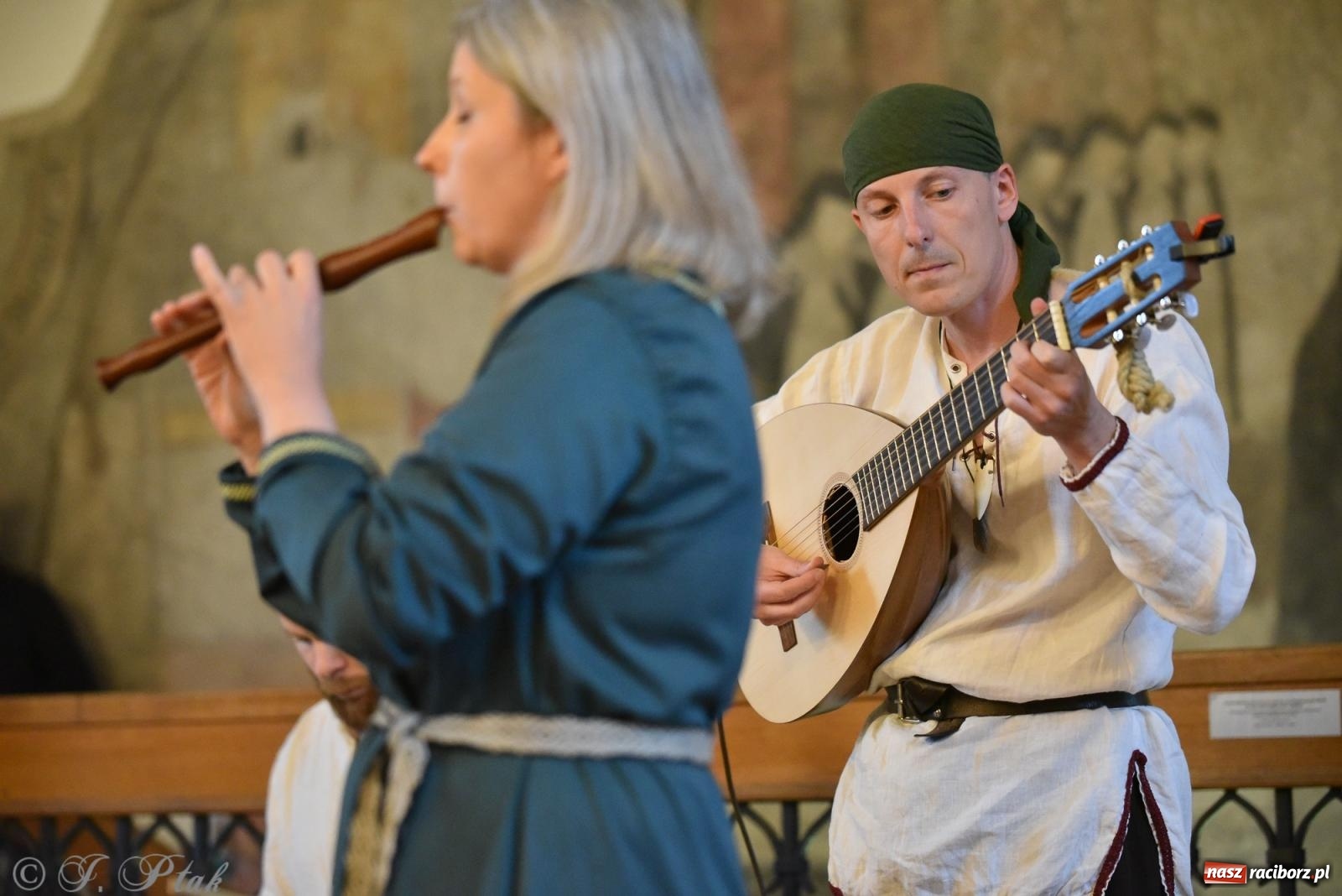 Zdjęcie w galerii na portalu naszraciborz.pl: Huk, muzyka baśniowych światów i archeolożka Egipcjanka. Noc w raciborskim Muzeum wiadomości z regionu