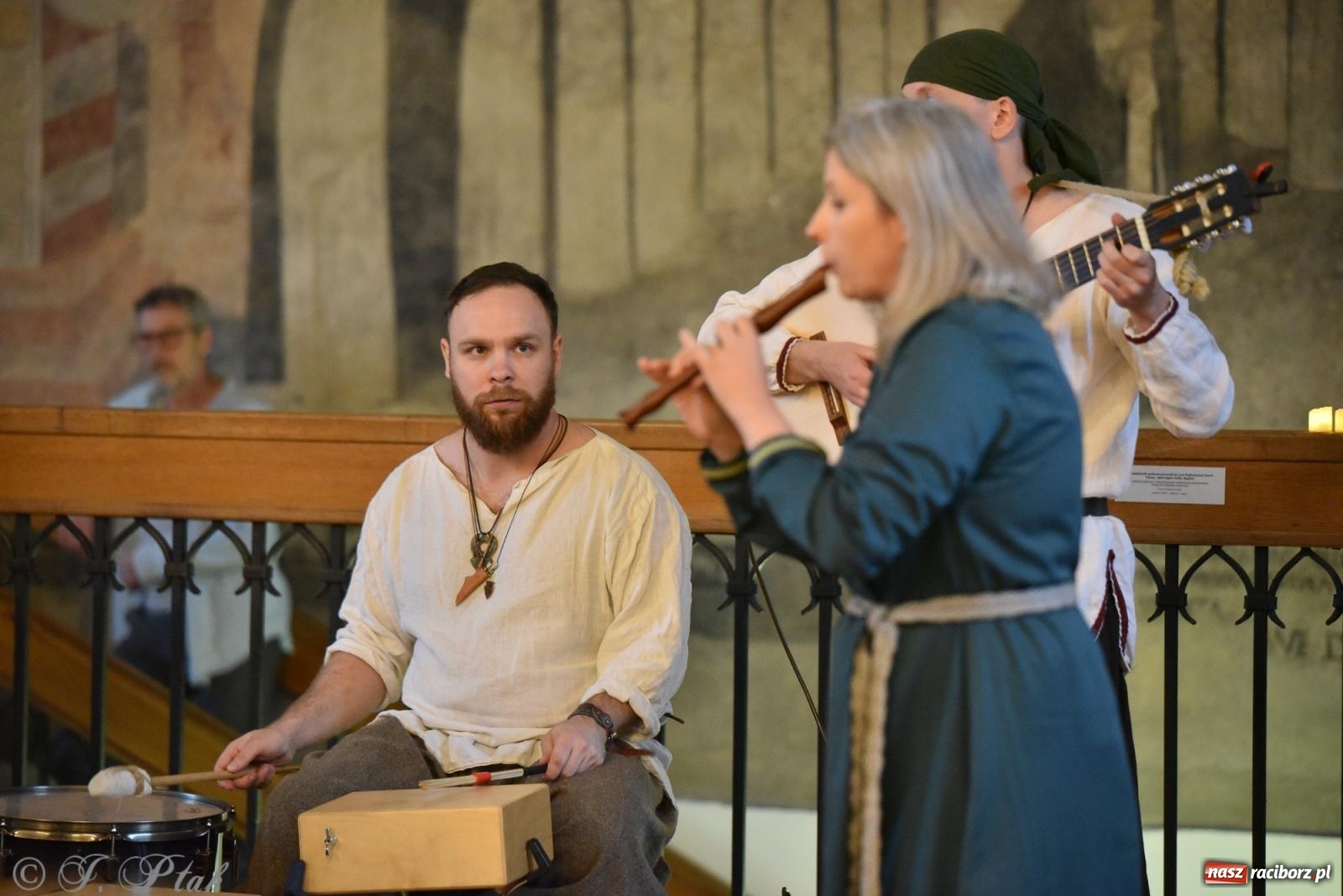 Zdjęcie w galerii na portalu naszraciborz.pl: Huk, muzyka baśniowych światów i archeolożka Egipcjanka. Noc w raciborskim Muzeum wiadomości z regionu