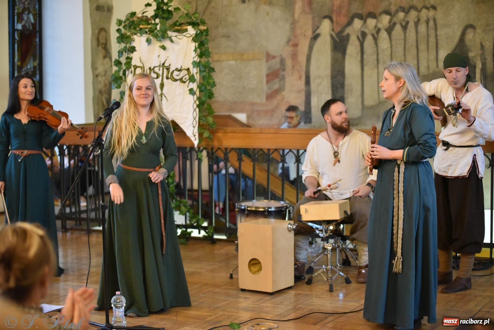 Zdjęcie w galerii na portalu naszraciborz.pl: Huk, muzyka baśniowych światów i archeolożka Egipcjanka. Noc w raciborskim Muzeum wiadomości z regionu