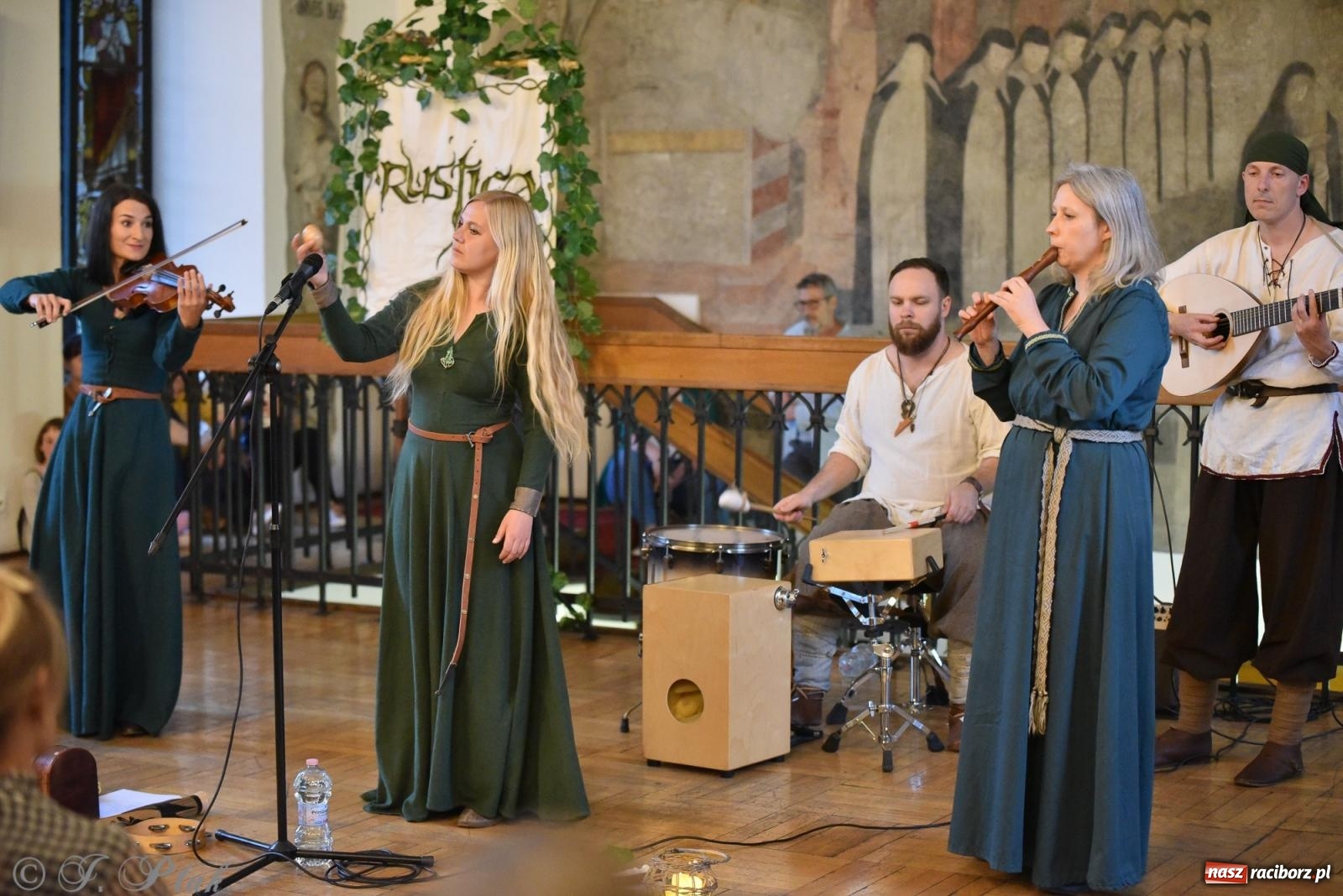 Zdjęcie w galerii na portalu naszraciborz.pl: Huk, muzyka baśniowych światów i archeolożka Egipcjanka. Noc w raciborskim Muzeum wiadomości z regionu