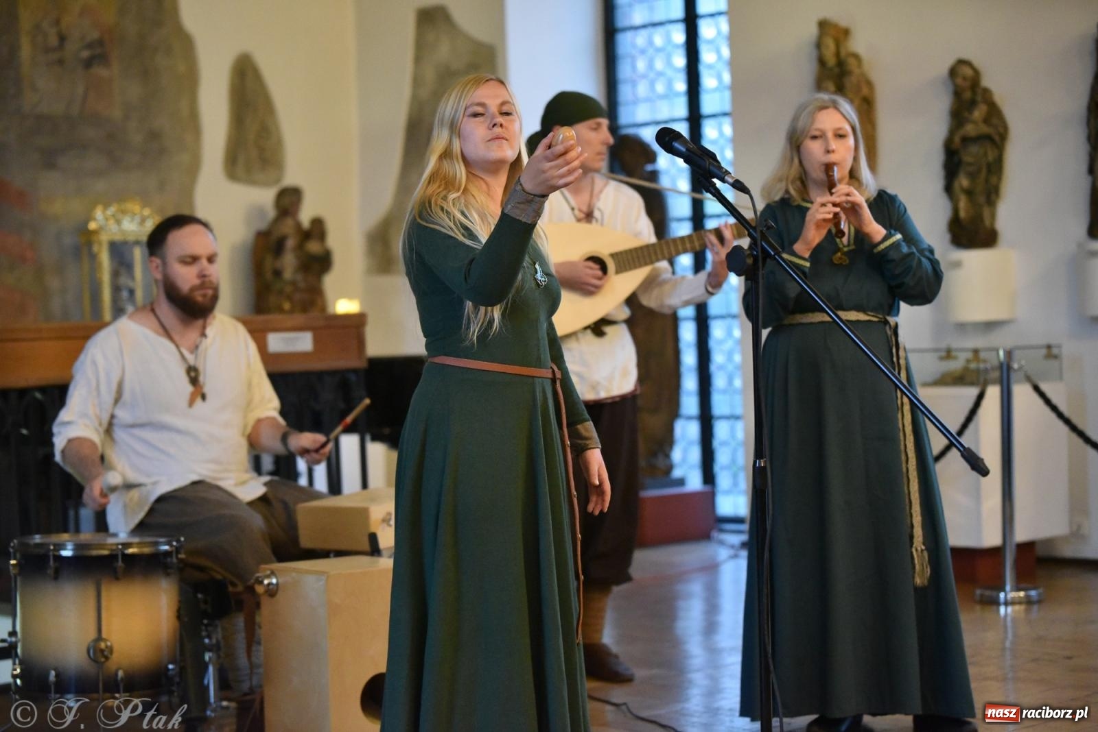Zdjęcie w galerii na portalu naszraciborz.pl: Huk, muzyka baśniowych światów i archeolożka Egipcjanka. Noc w raciborskim Muzeum wiadomości z regionu