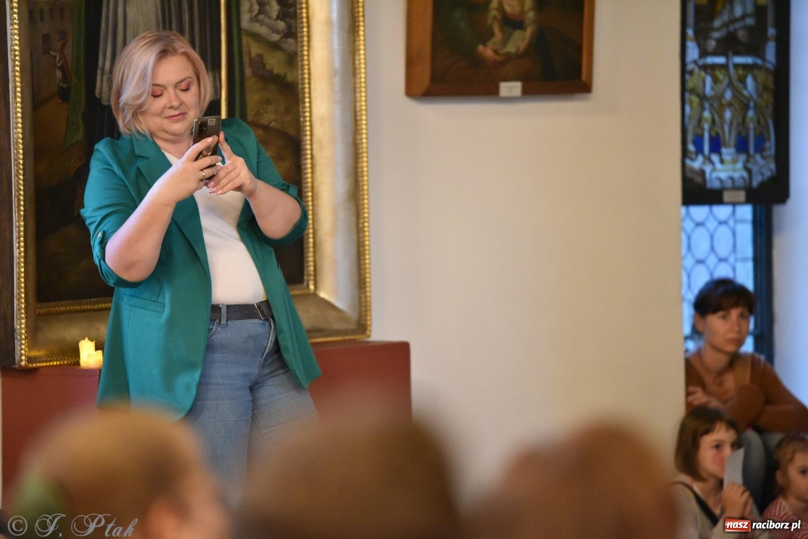 Zdjęcie w galerii na portalu naszraciborz.pl: Huk, muzyka baśniowych światów i archeolożka Egipcjanka. Noc w raciborskim Muzeum wiadomości z regionu