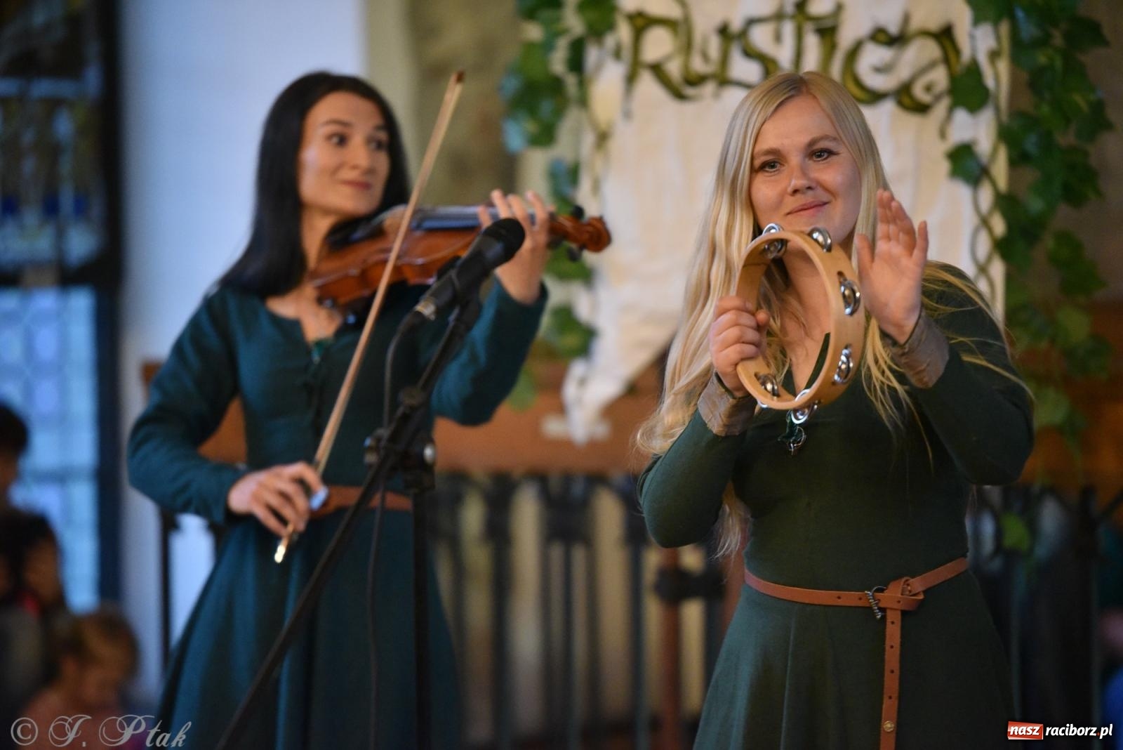 Zdjęcie w galerii na portalu naszraciborz.pl: Huk, muzyka baśniowych światów i archeolożka Egipcjanka. Noc w raciborskim Muzeum wiadomości z regionu