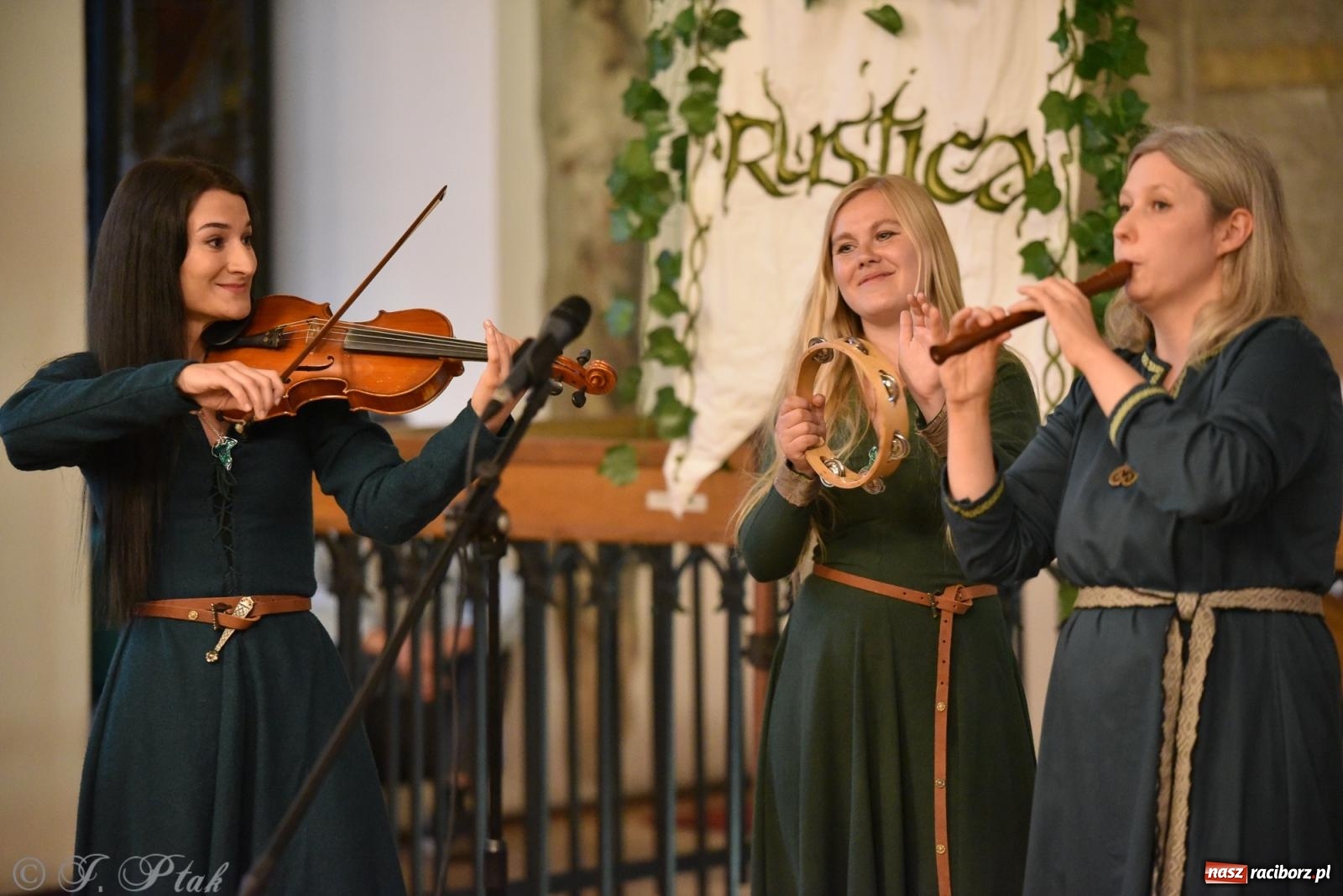 Zdjęcie w galerii na portalu naszraciborz.pl: Huk, muzyka baśniowych światów i archeolożka Egipcjanka. Noc w raciborskim Muzeum wiadomości z regionu