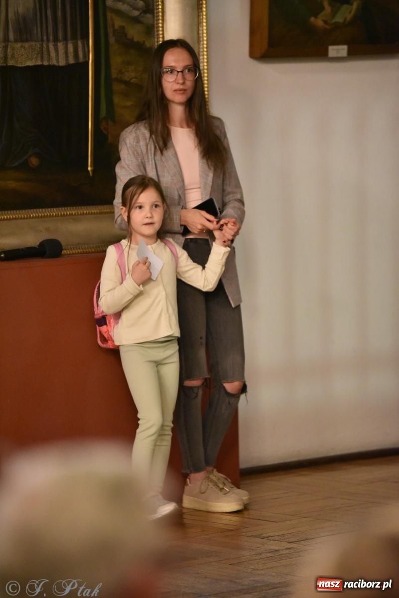 Zdjęcie w galerii na portalu naszraciborz.pl: Huk, muzyka baśniowych światów i archeolożka Egipcjanka. Noc w raciborskim Muzeum wiadomości z regionu