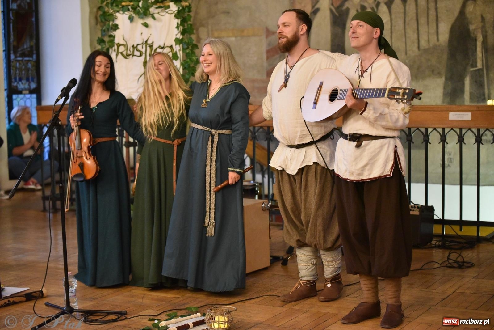 Zdjęcie w galerii na portalu naszraciborz.pl: Huk, muzyka baśniowych światów i archeolożka Egipcjanka. Noc w raciborskim Muzeum wiadomości z regionu