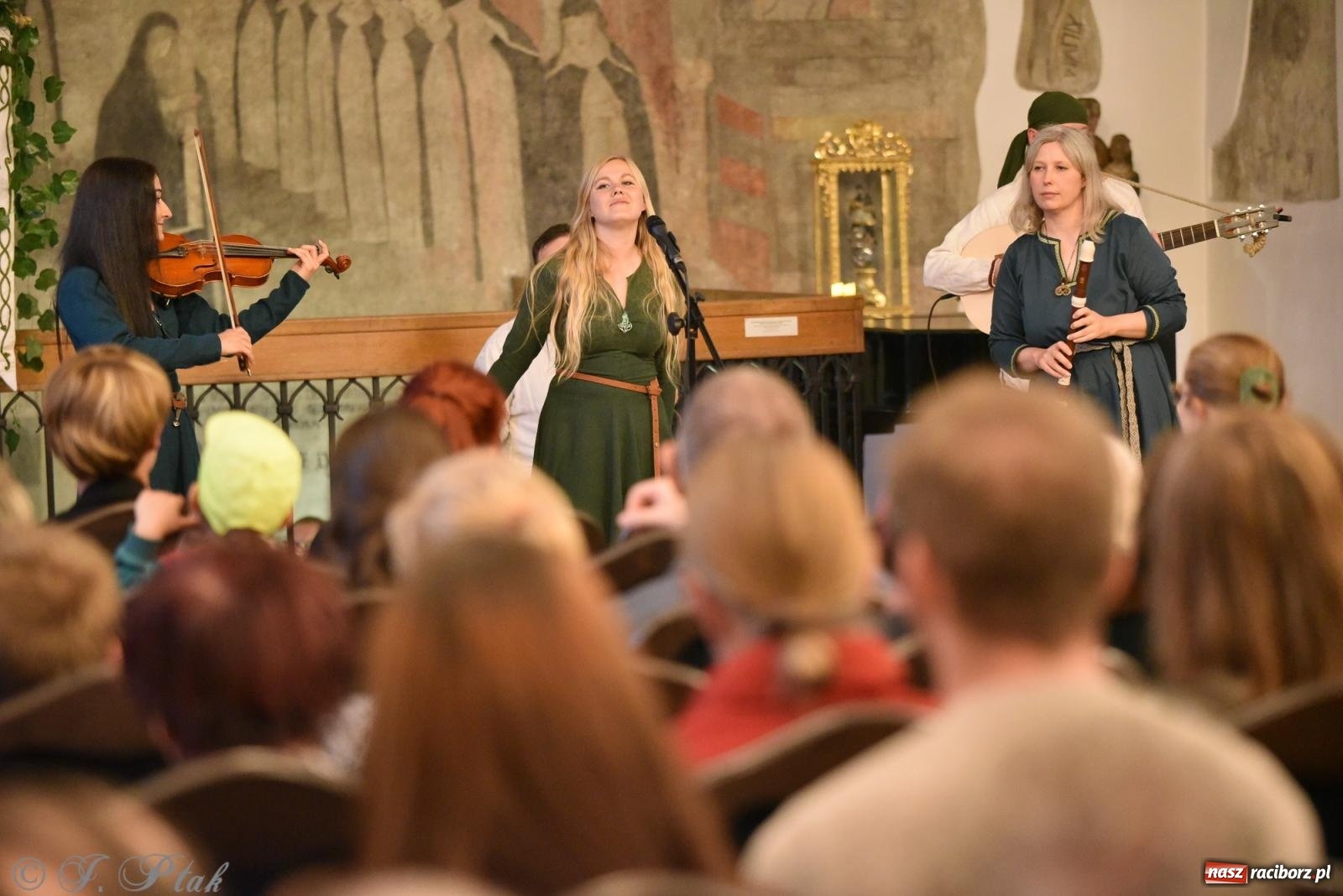 Zdjęcie w galerii na portalu naszraciborz.pl: Huk, muzyka baśniowych światów i archeolożka Egipcjanka. Noc w raciborskim Muzeum wiadomości z regionu