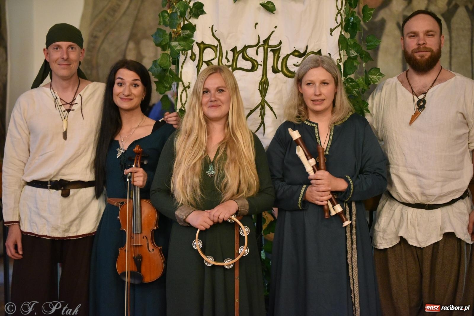 Zdjęcie w galerii na portalu naszraciborz.pl: Huk, muzyka baśniowych światów i archeolożka Egipcjanka. Noc w raciborskim Muzeum wiadomości z regionu