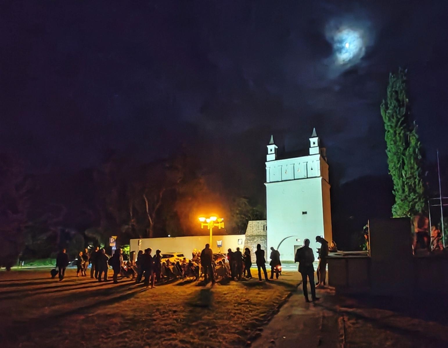 Zdjęcie w galerii na portalu naszraciborz.pl: Przy baszcie wspomniano tragedię kobiet oskarżonych o czary wiadomości z regionu