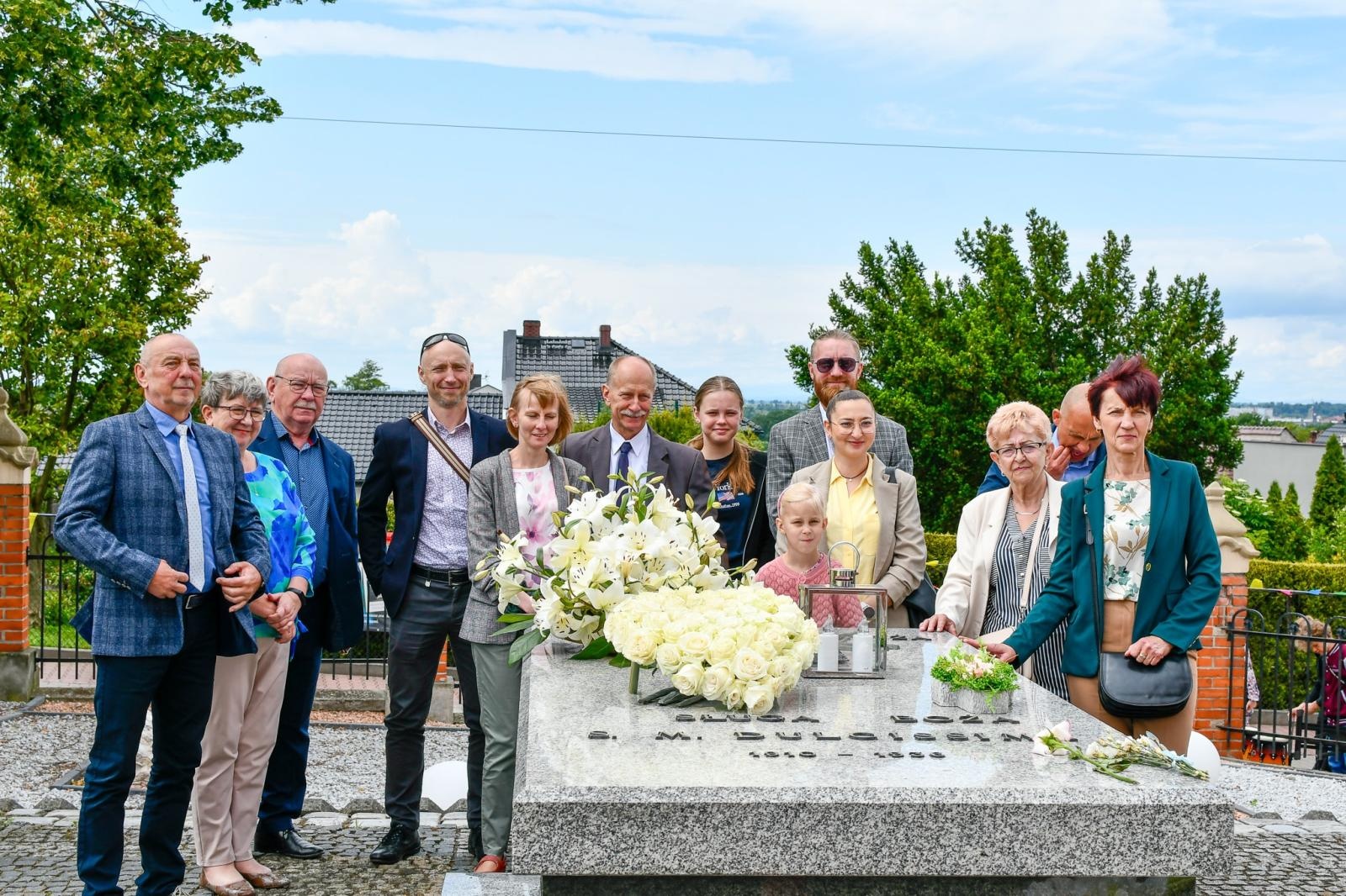 Zdjęcie w galerii na portalu naszraciborz.pl: Biskup opolski przyjechał do Raciborza-Brzezia z osobistą intencją. Modlił się przy grobie s. M. Dulcissimy wiadomości z regionu
