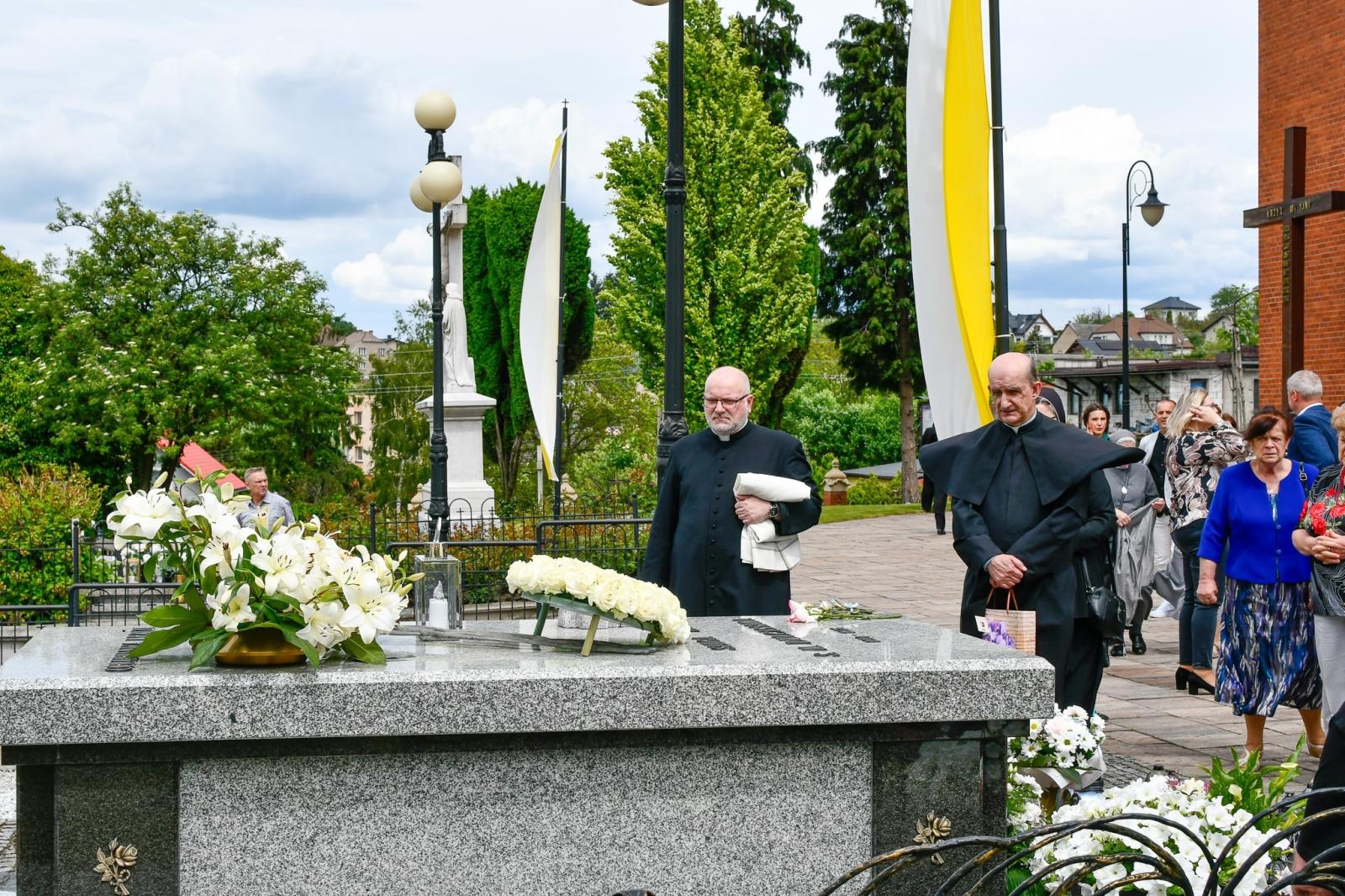 Zdjęcie w galerii na portalu naszraciborz.pl: Biskup opolski przyjechał do Raciborza-Brzezia z osobistą intencją. Modlił się przy grobie s. M. Dulcissimy wiadomości z regionu
