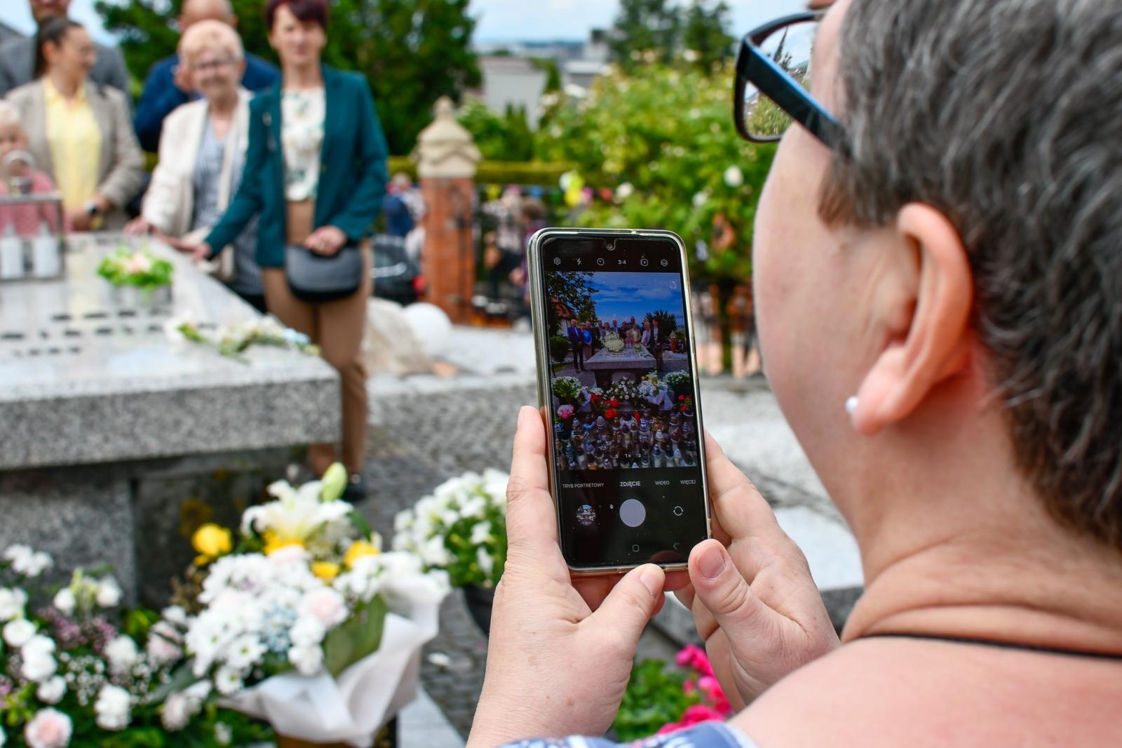 Zdjęcie w galerii na portalu naszraciborz.pl: Biskup opolski przyjechał do Raciborza-Brzezia z osobistą intencją. Modlił się przy grobie s. M. Dulcissimy wiadomości z regionu