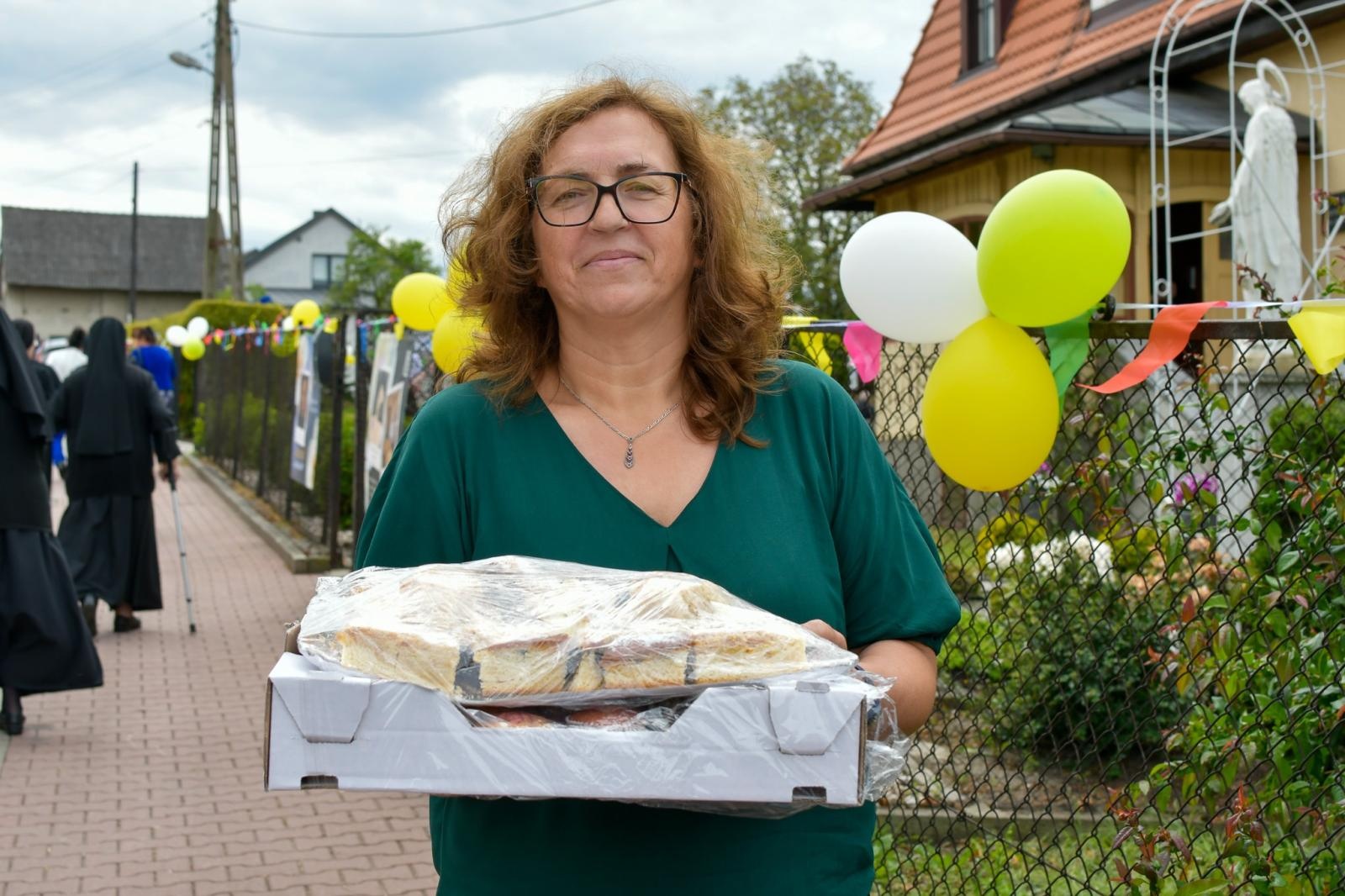 Zdjęcie w galerii na portalu naszraciborz.pl: Biskup opolski przyjechał do Raciborza-Brzezia z osobistą intencją. Modlił się przy grobie s. M. Dulcissimy wiadomości z regionu