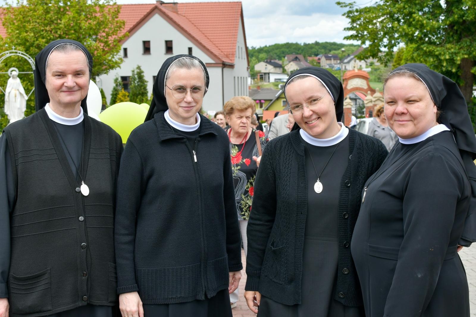 Zdjęcie w galerii na portalu naszraciborz.pl: Biskup opolski przyjechał do Raciborza-Brzezia z osobistą intencją. Modlił się przy grobie s. M. Dulcissimy wiadomości z regionu