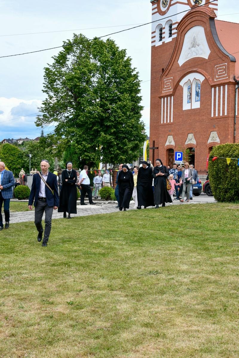 Zdjęcie w galerii na portalu naszraciborz.pl: Biskup opolski przyjechał do Raciborza-Brzezia z osobistą intencją. Modlił się przy grobie s. M. Dulcissimy wiadomości z regionu
