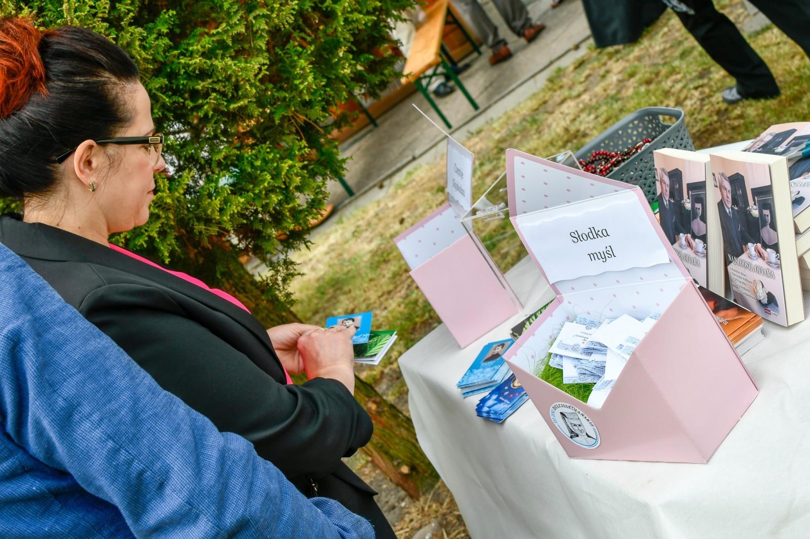 Zdjęcie w galerii na portalu naszraciborz.pl: Biskup opolski przyjechał do Raciborza-Brzezia z osobistą intencją. Modlił się przy grobie s. M. Dulcissimy wiadomości z regionu