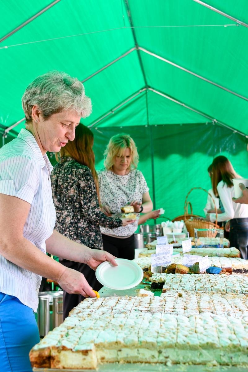 Zdjęcie w galerii na portalu naszraciborz.pl: Biskup opolski przyjechał do Raciborza-Brzezia z osobistą intencją. Modlił się przy grobie s. M. Dulcissimy wiadomości z regionu