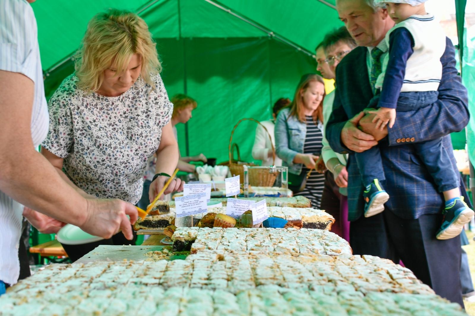 Zdjęcie w galerii na portalu naszraciborz.pl: Biskup opolski przyjechał do Raciborza-Brzezia z osobistą intencją. Modlił się przy grobie s. M. Dulcissimy wiadomości z regionu