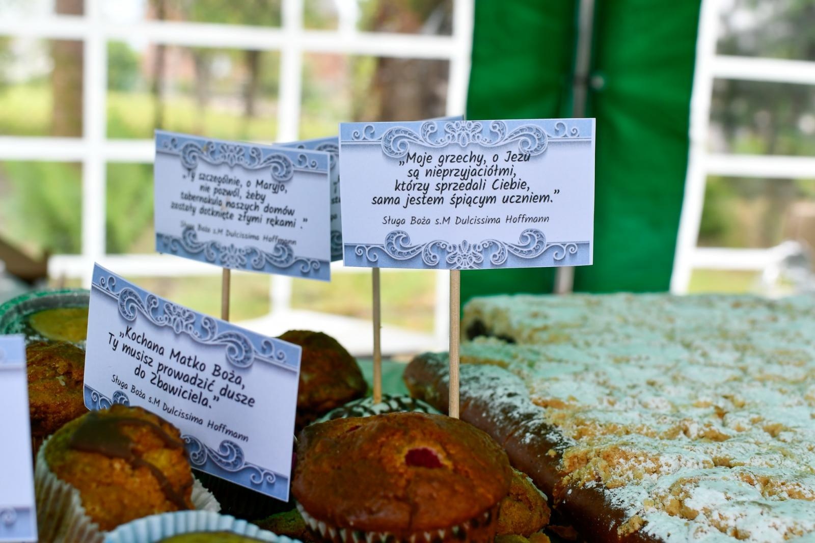 Zdjęcie w galerii na portalu naszraciborz.pl: Biskup opolski przyjechał do Raciborza-Brzezia z osobistą intencją. Modlił się przy grobie s. M. Dulcissimy wiadomości z regionu