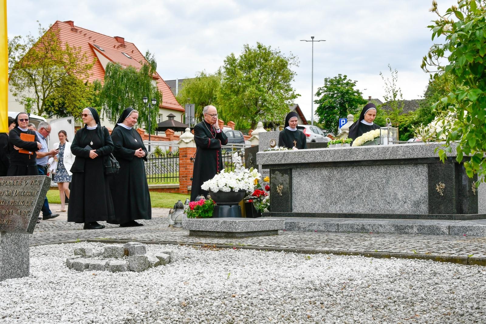 Zdjęcie w galerii na portalu naszraciborz.pl: Biskup opolski przyjechał do Raciborza-Brzezia z osobistą intencją. Modlił się przy grobie s. M. Dulcissimy wiadomości z regionu