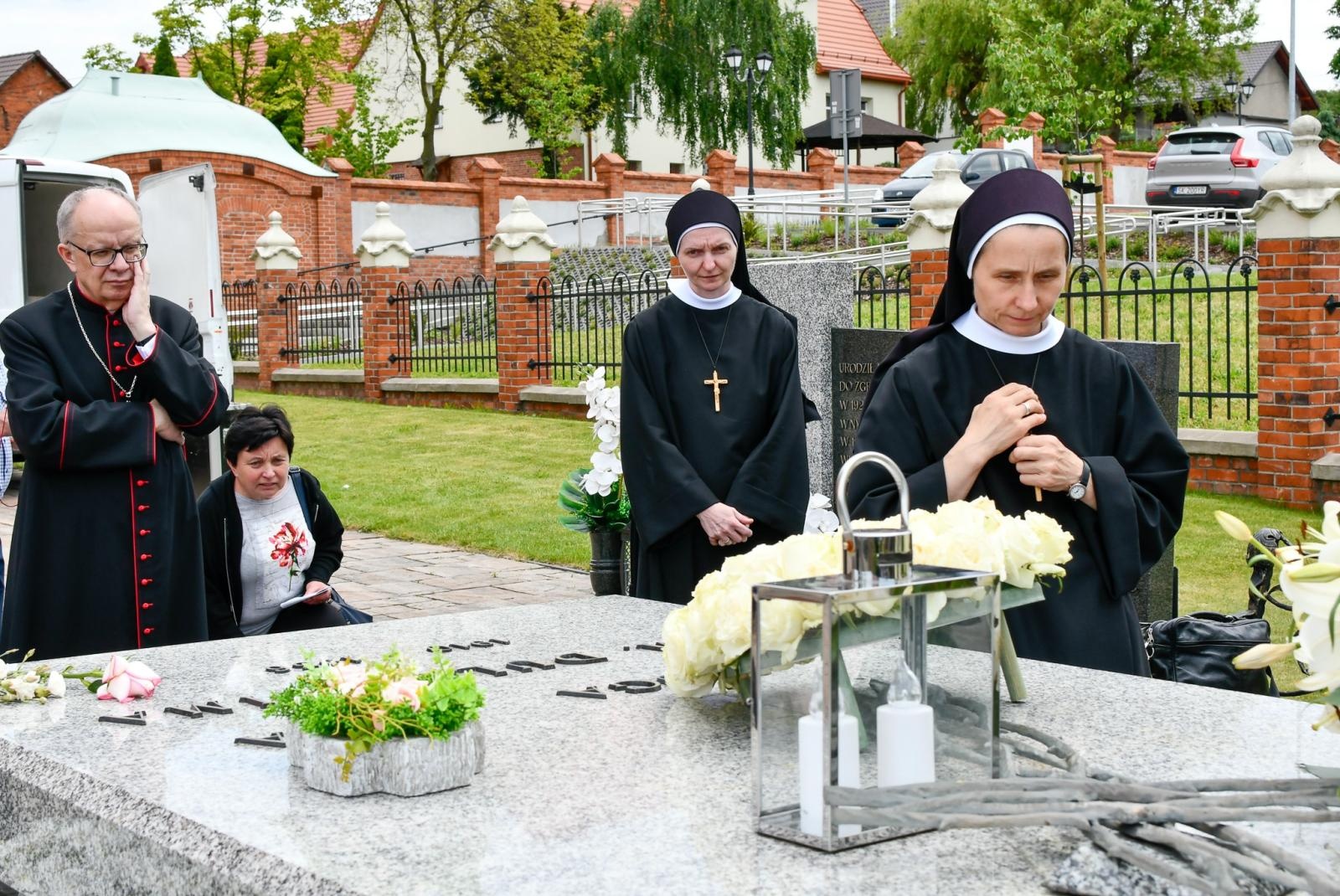 Zdjęcie w galerii na portalu naszraciborz.pl: Biskup opolski przyjechał do Raciborza-Brzezia z osobistą intencją. Modlił się przy grobie s. M. Dulcissimy wiadomości z regionu