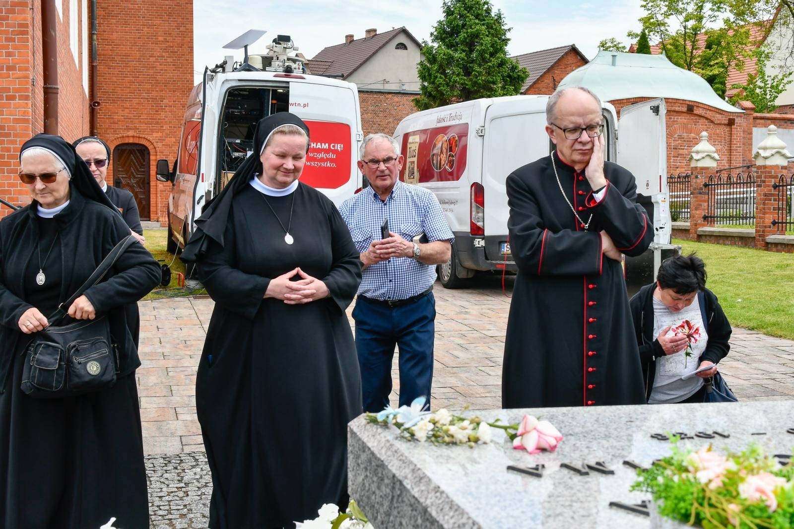 Zdjęcie w galerii na portalu naszraciborz.pl: Biskup opolski przyjechał do Raciborza-Brzezia z osobistą intencją. Modlił się przy grobie s. M. Dulcissimy wiadomości z regionu