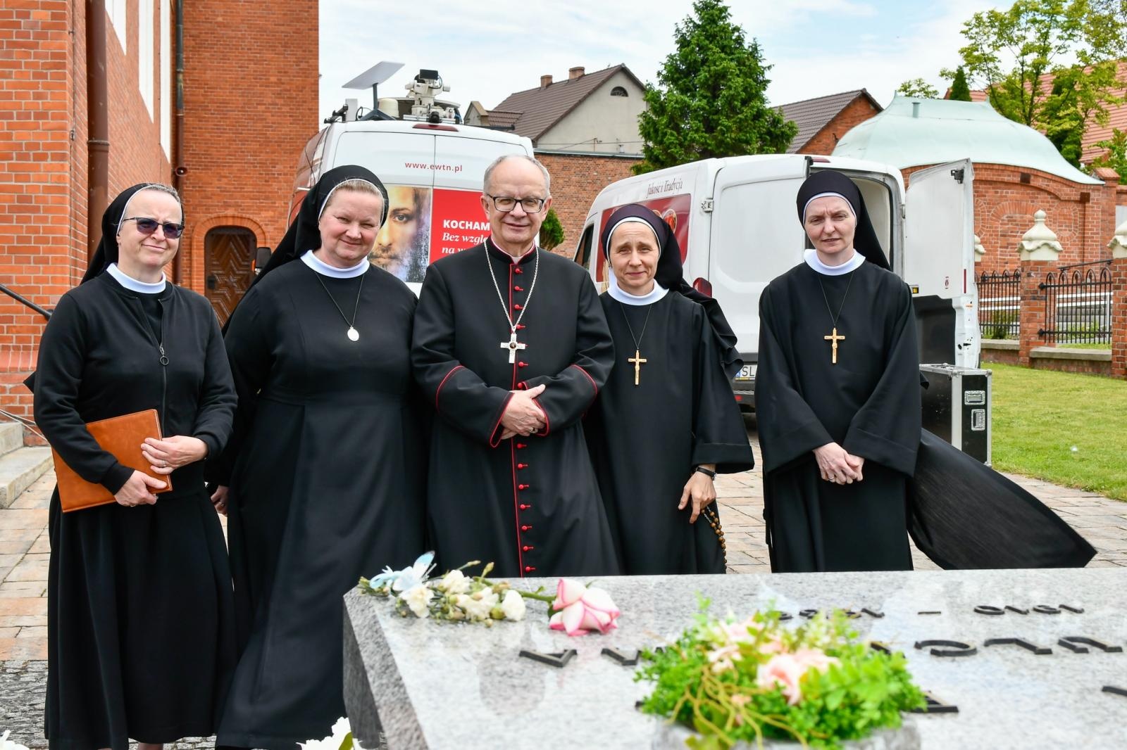 Zdjęcie w galerii na portalu naszraciborz.pl: Biskup opolski przyjechał do Raciborza-Brzezia z osobistą intencją. Modlił się przy grobie s. M. Dulcissimy wiadomości z regionu