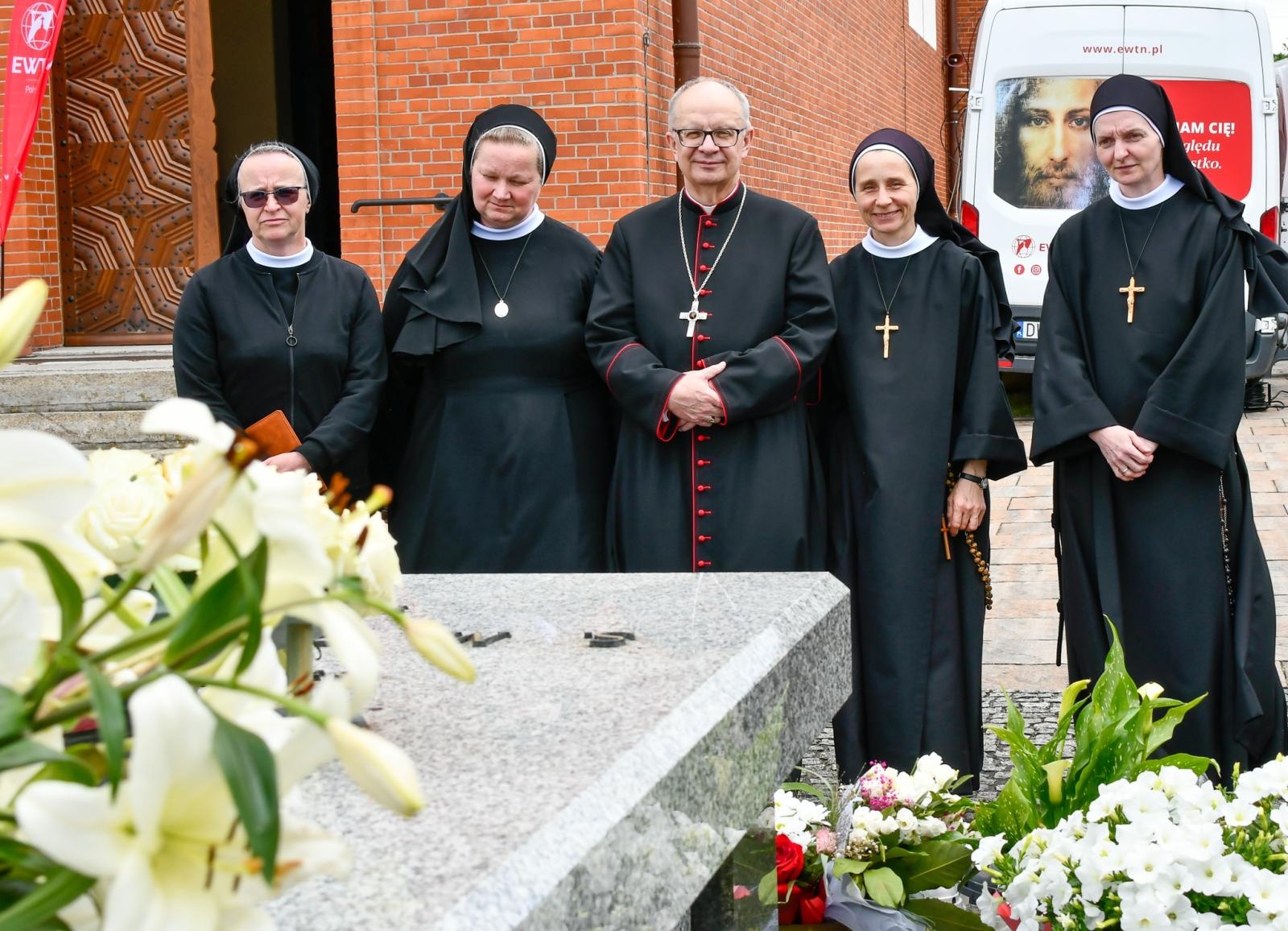 Zdjęcie w galerii na portalu naszraciborz.pl: Biskup opolski przyjechał do Raciborza-Brzezia z osobistą intencją. Modlił się przy grobie s. M. Dulcissimy wiadomości z regionu