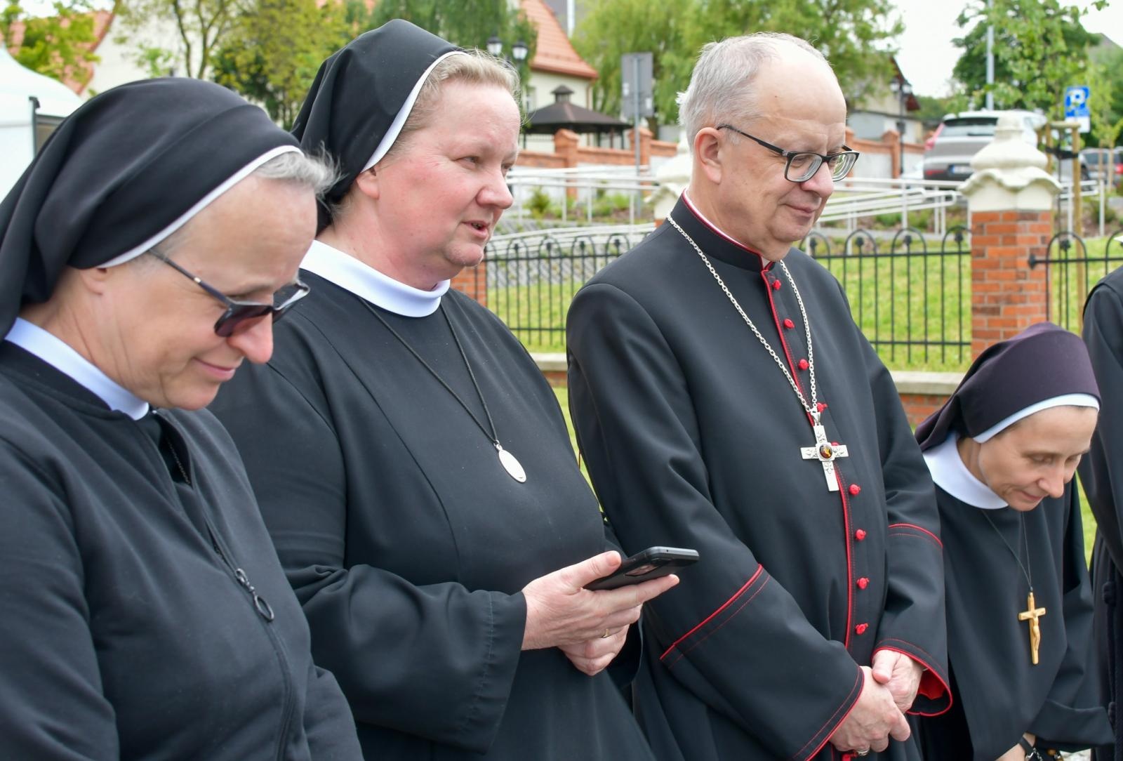 Zdjęcie w galerii na portalu naszraciborz.pl: Biskup opolski przyjechał do Raciborza-Brzezia z osobistą intencją. Modlił się przy grobie s. M. Dulcissimy wiadomości z regionu