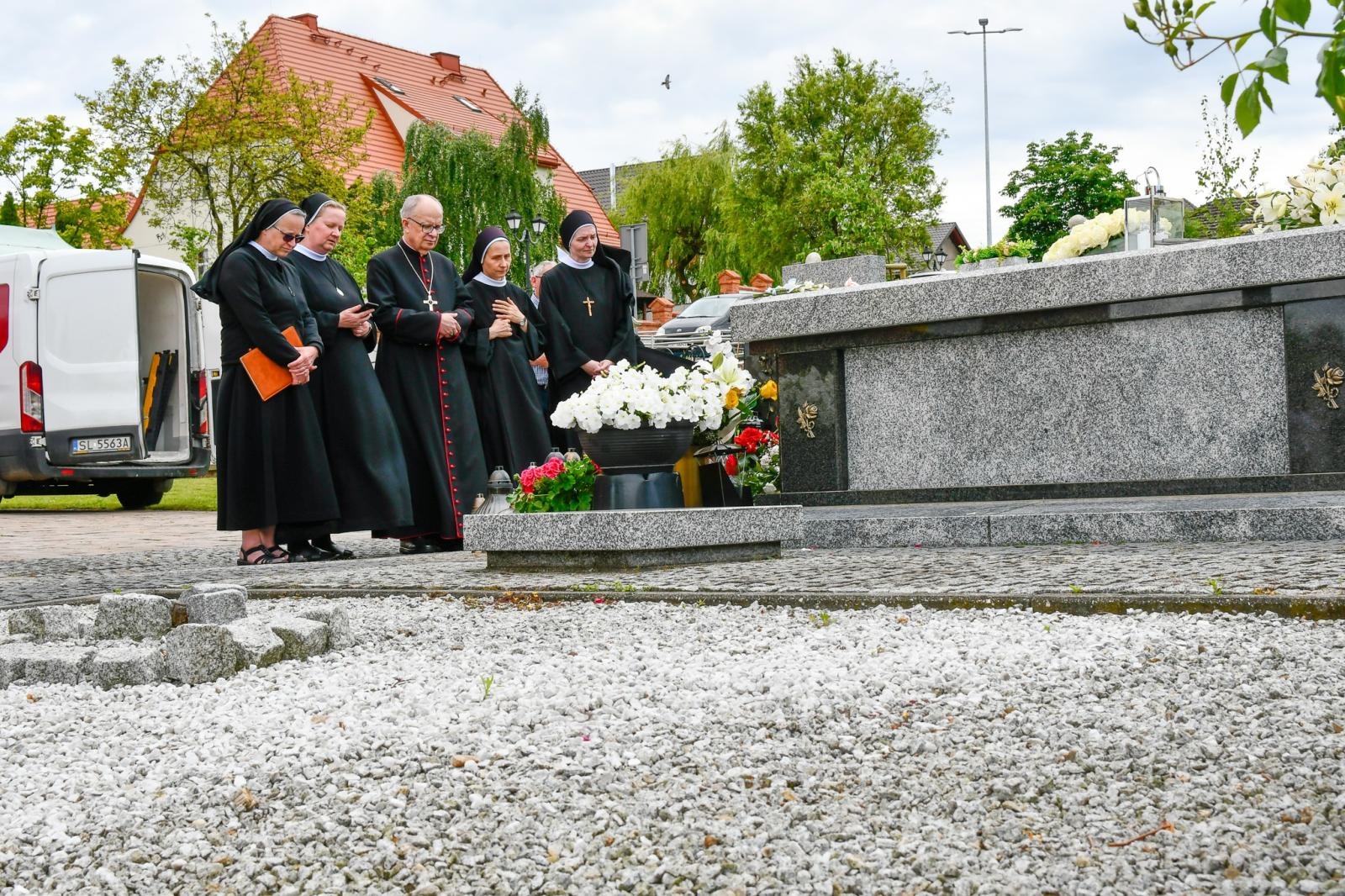 Zdjęcie w galerii na portalu naszraciborz.pl: Biskup opolski przyjechał do Raciborza-Brzezia z osobistą intencją. Modlił się przy grobie s. M. Dulcissimy wiadomości z regionu