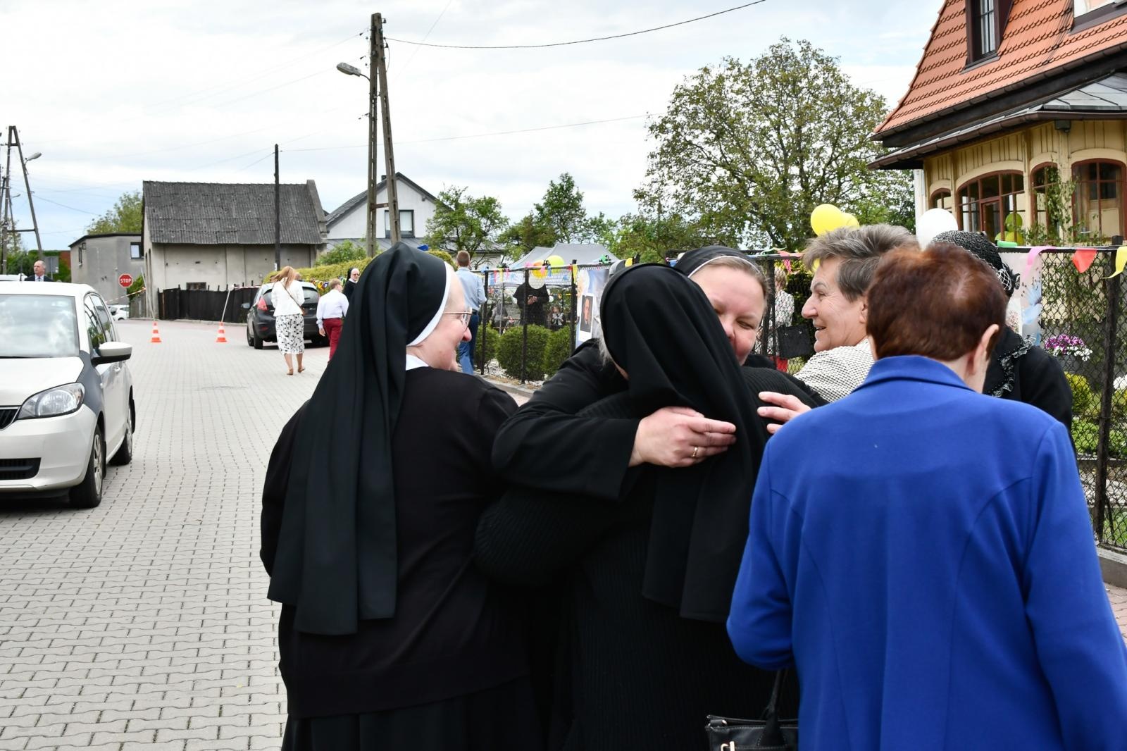 Zdjęcie w galerii na portalu naszraciborz.pl: Biskup opolski przyjechał do Raciborza-Brzezia z osobistą intencją. Modlił się przy grobie s. M. Dulcissimy wiadomości z regionu