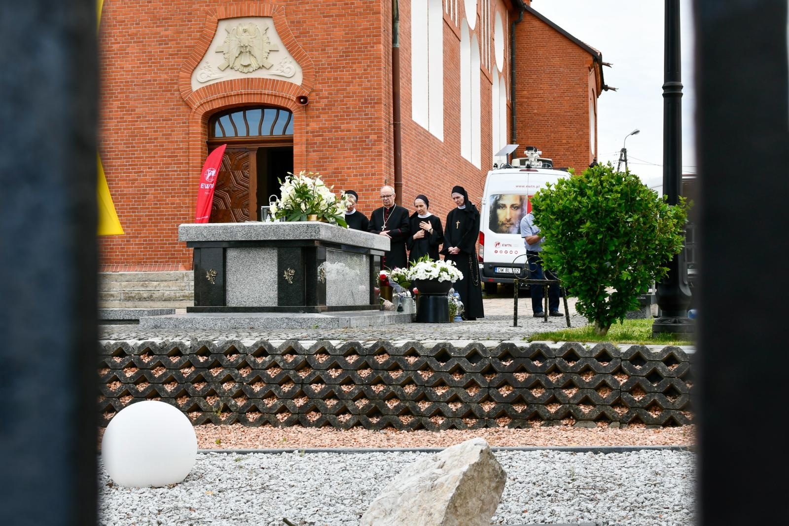 Zdjęcie w galerii na portalu naszraciborz.pl: Biskup opolski przyjechał do Raciborza-Brzezia z osobistą intencją. Modlił się przy grobie s. M. Dulcissimy wiadomości z regionu