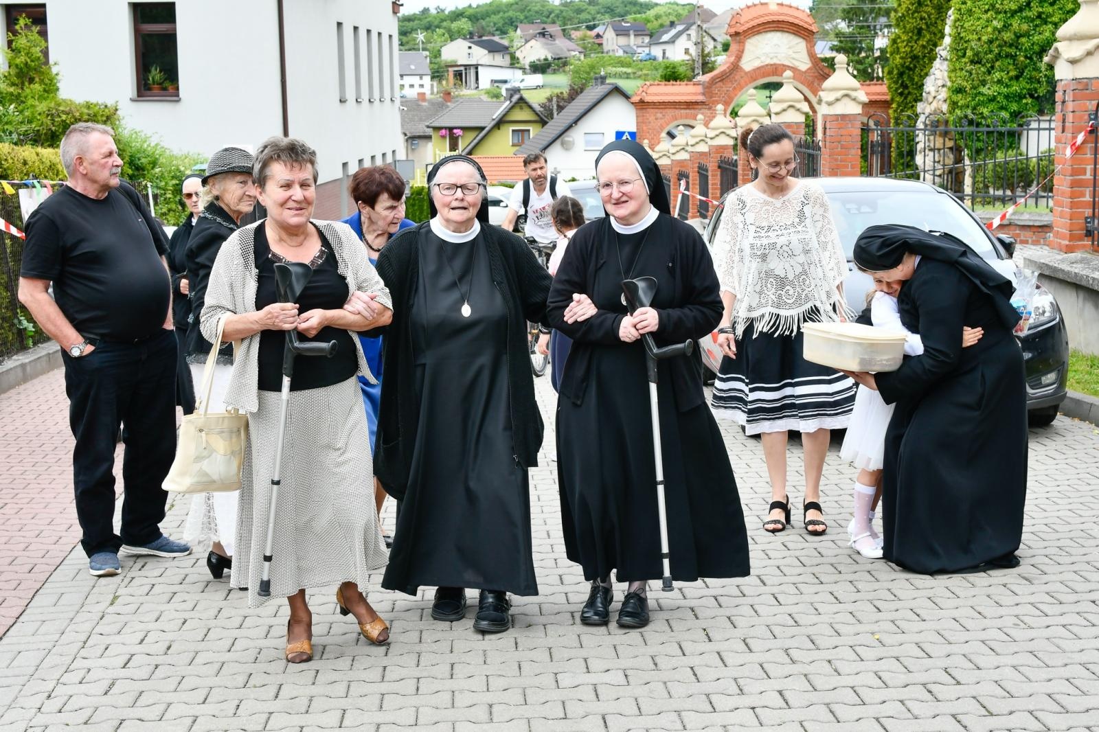 Zdjęcie w galerii na portalu naszraciborz.pl: Biskup opolski przyjechał do Raciborza-Brzezia z osobistą intencją. Modlił się przy grobie s. M. Dulcissimy wiadomości z regionu