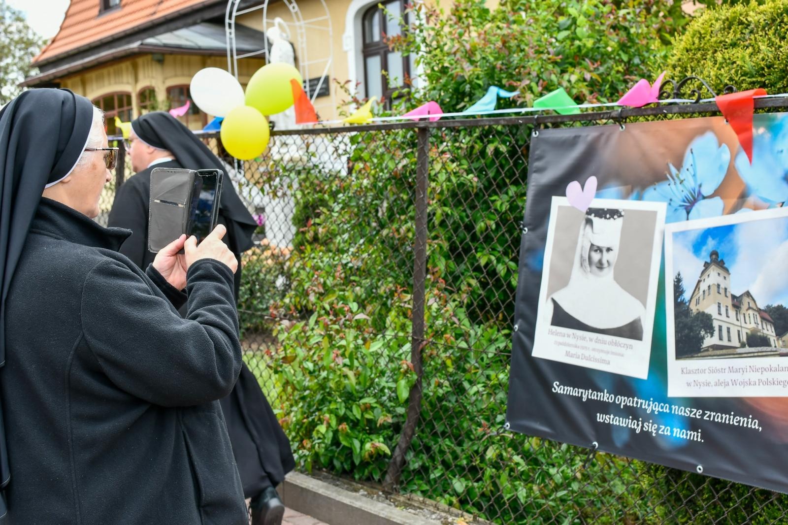 Zdjęcie w galerii na portalu naszraciborz.pl: Biskup opolski przyjechał do Raciborza-Brzezia z osobistą intencją. Modlił się przy grobie s. M. Dulcissimy wiadomości z regionu