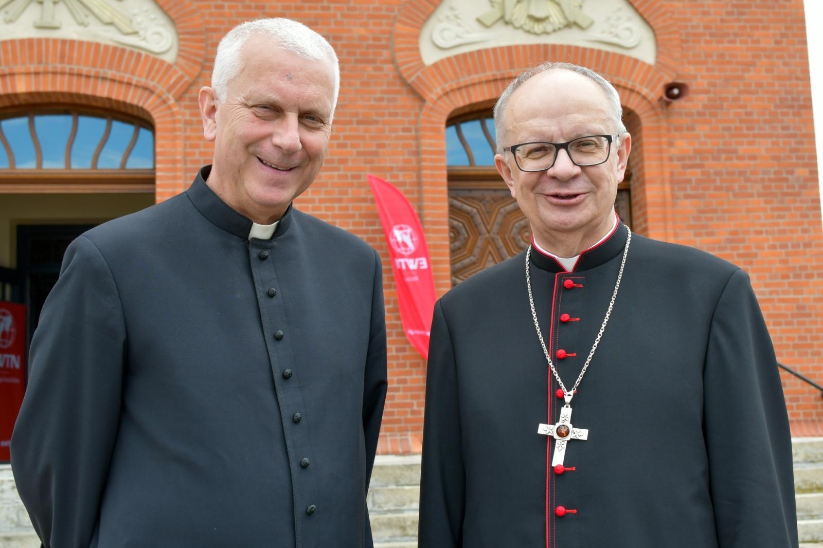 Zdjęcie w galerii na portalu naszraciborz.pl: Biskup opolski przyjechał do Raciborza-Brzezia z osobistą intencją. Modlił się przy grobie s. M. Dulcissimy wiadomości z regionu