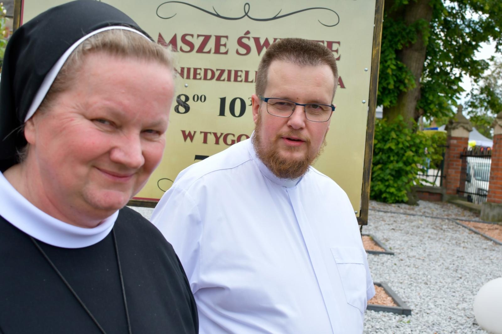 Zdjęcie w galerii na portalu naszraciborz.pl: Biskup opolski przyjechał do Raciborza-Brzezia z osobistą intencją. Modlił się przy grobie s. M. Dulcissimy wiadomości z regionu